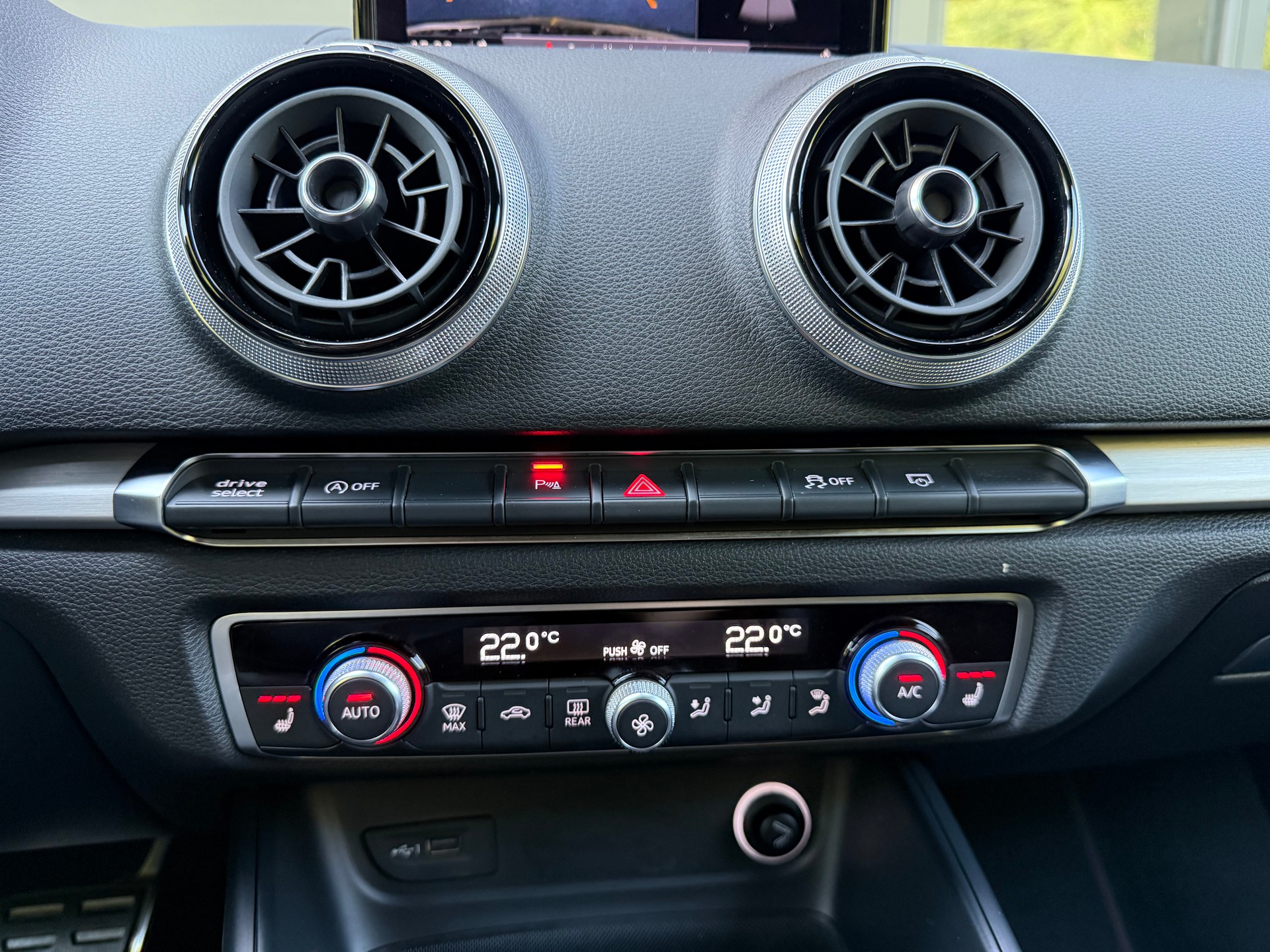 AUDI S3 Sportback 2.0 TFSI quattro S-tronic-image-8
