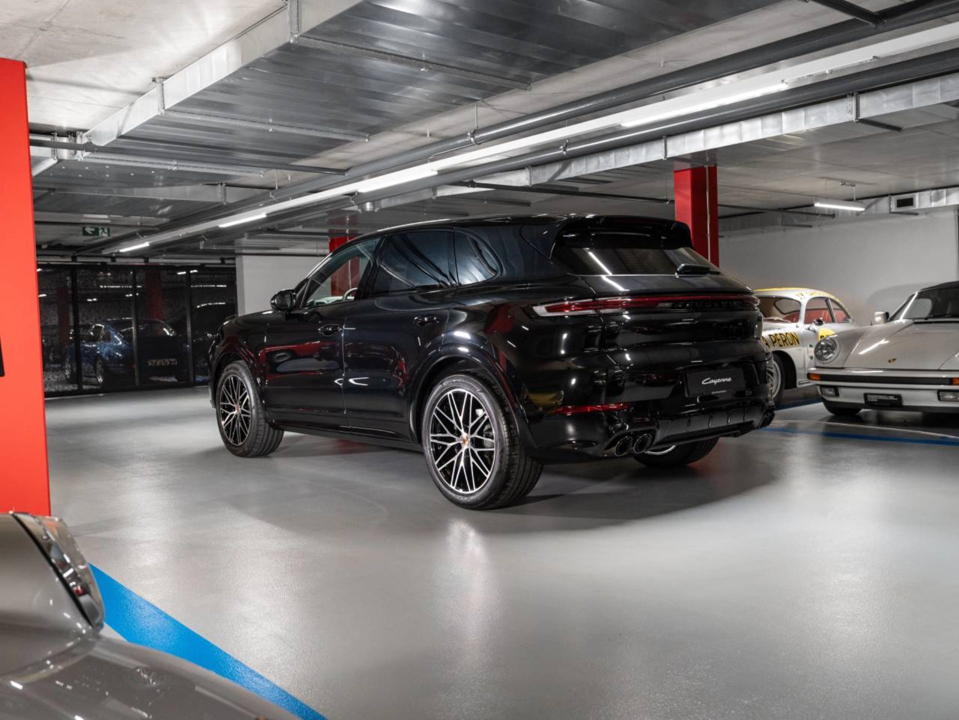 PORSCHE Cayenne Black Edition-showroom-element-2