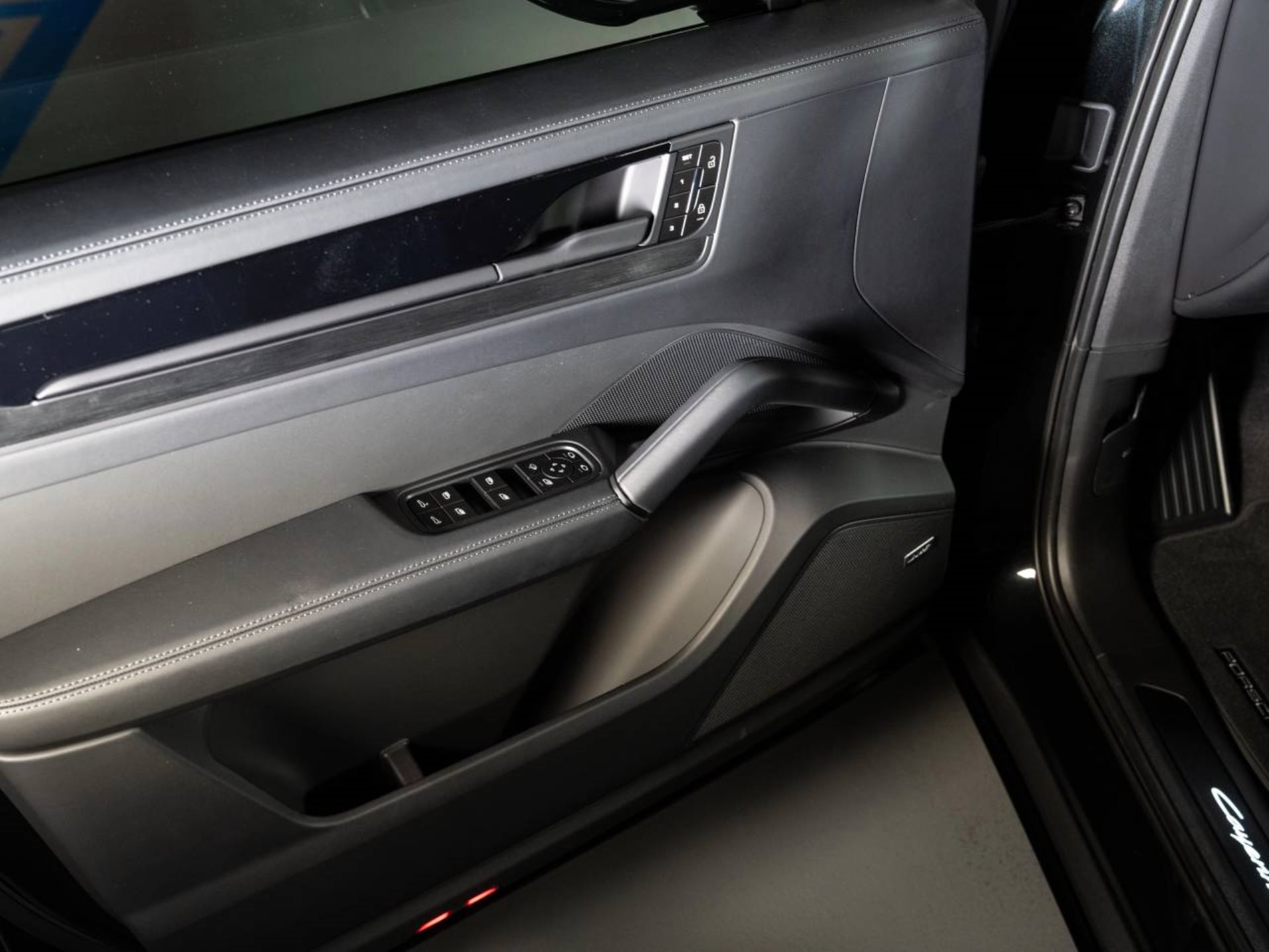 PORSCHE Cayenne Black Edition-image-18
