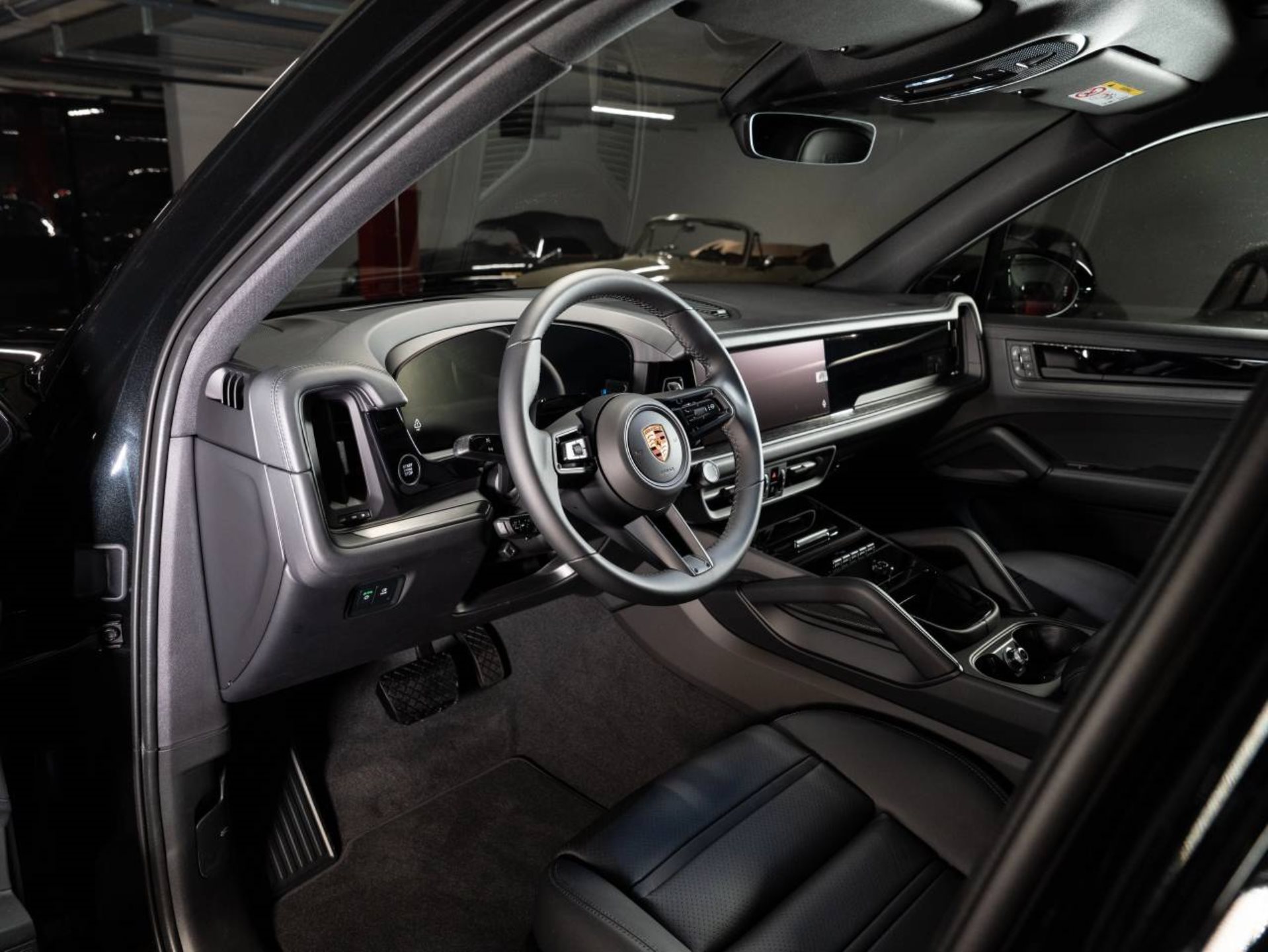 PORSCHE Cayenne Black Edition-showroom-element-3