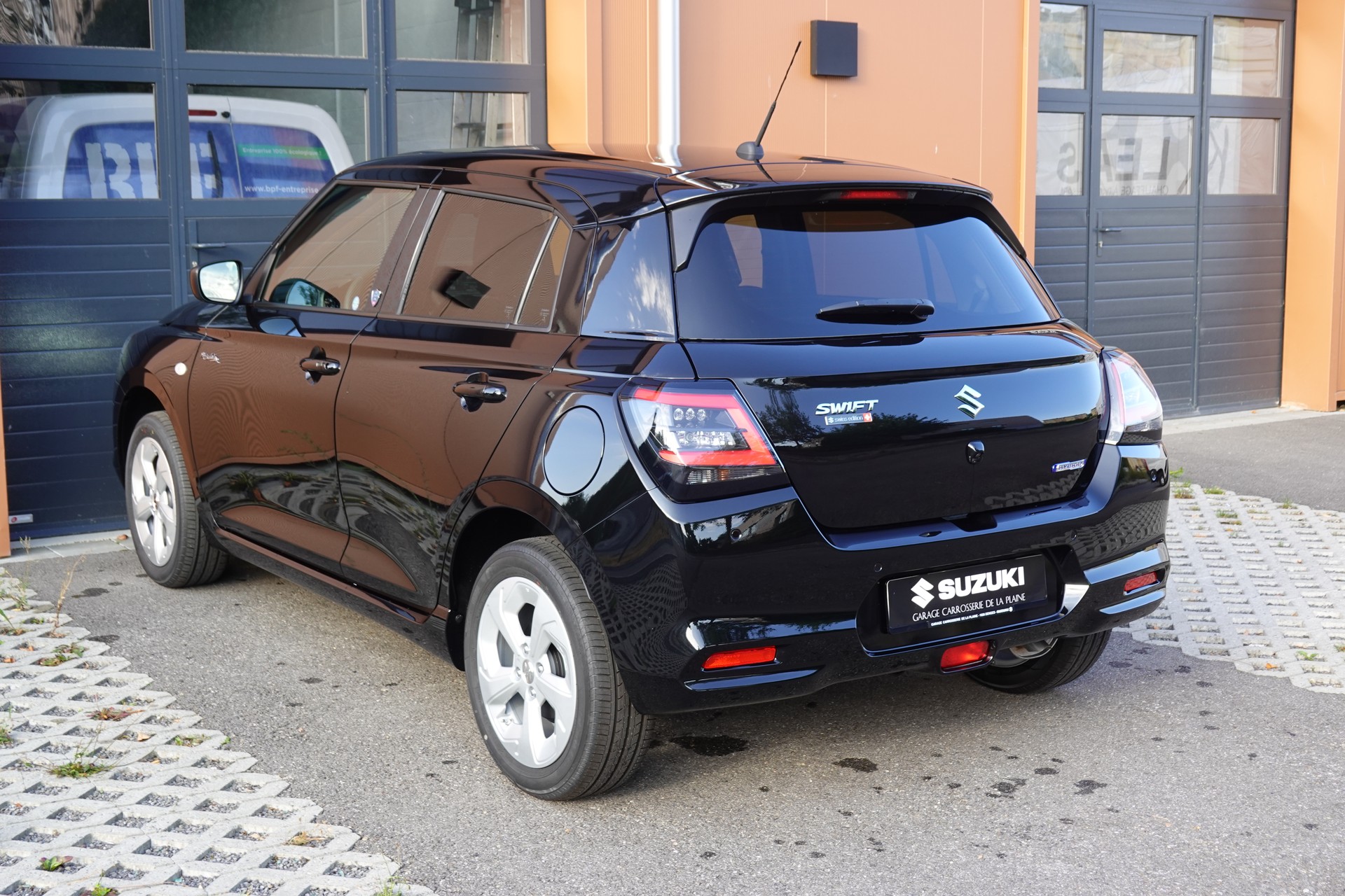 SUZUKI Swift 1.2 Piz Sulai Hybrid 4x4 * CH Auto * 3 ans de Garantie * Clim Auto * Keyless * Caméra * Apple Car Play * Capteurs *-image-9