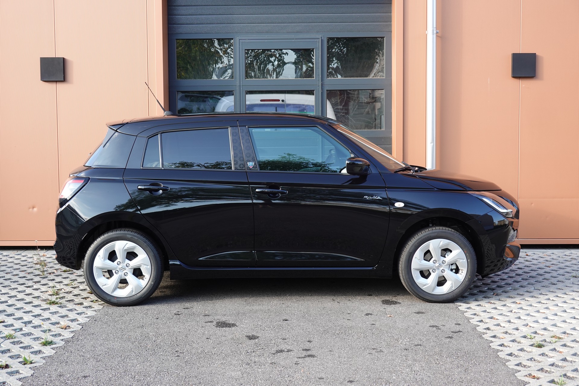 SUZUKI Swift 1.2 Piz Sulai Hybrid 4x4 * CH Auto * 3 ans de Garantie * Clim Auto * Keyless * Caméra * Apple Car Play * Capteurs *-showroom-element-3