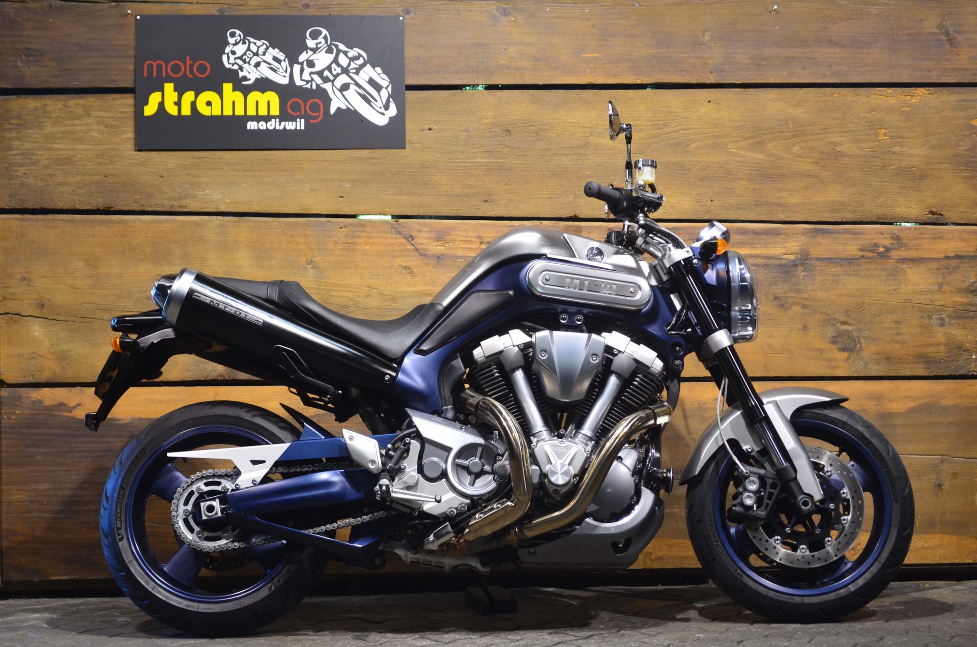 YAMAHA MT01-showroom-element-1