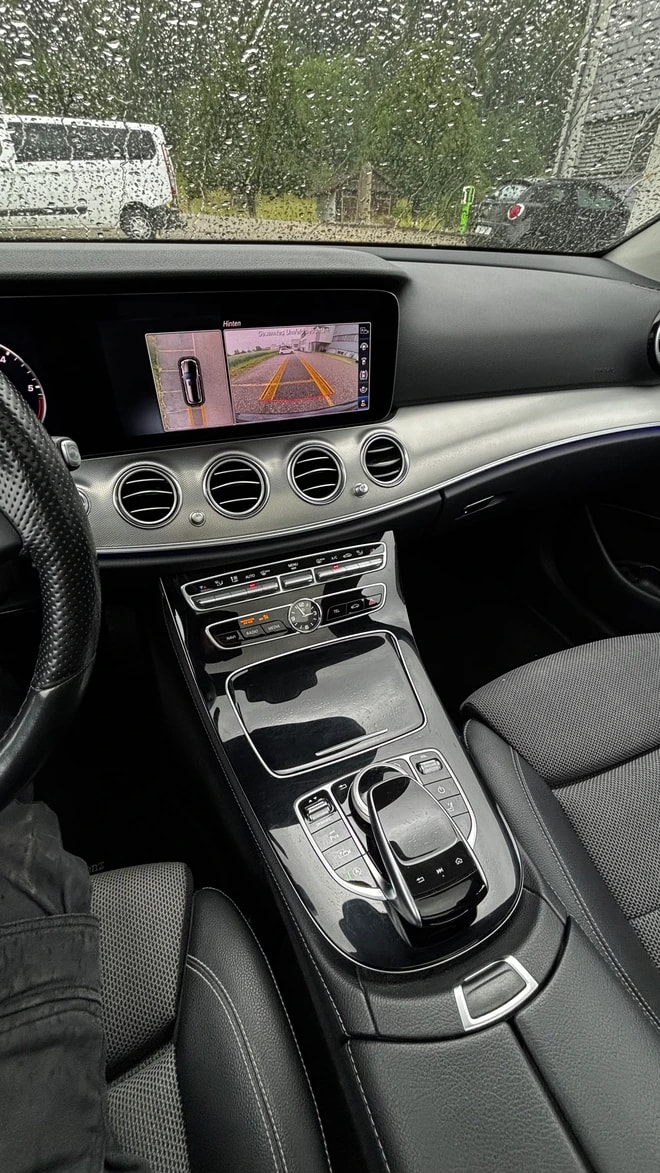 MERCEDES-BENZ E 220 d Exclusive 4Matic 9G-Tronic-image-10