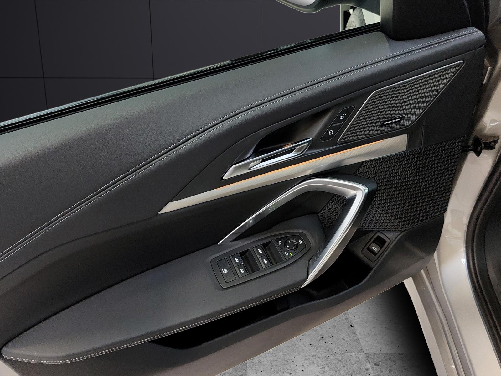 BMW iX1 30 xDrive-image-14