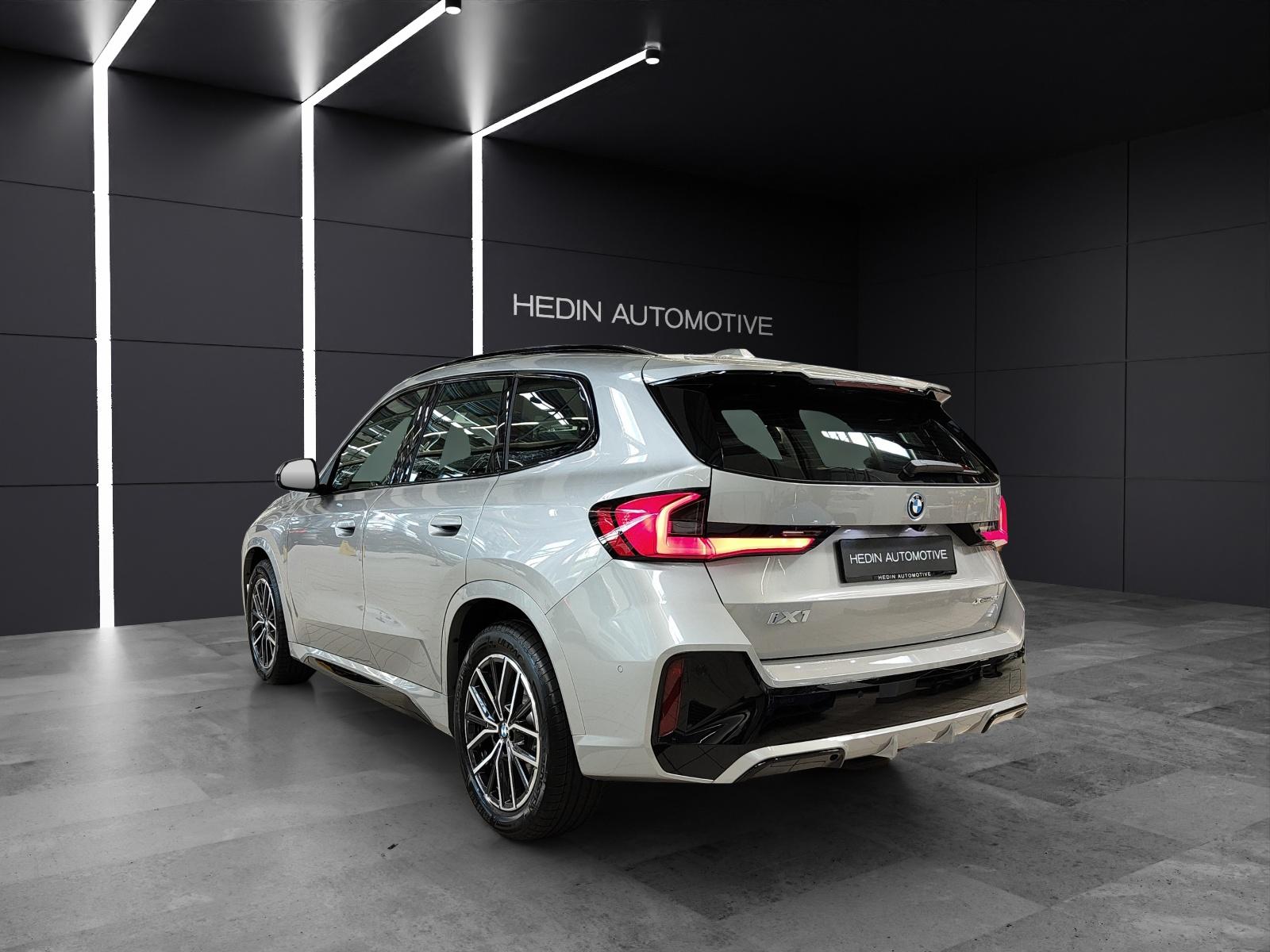 BMW iX1 30 xDrive-showroom-element-3