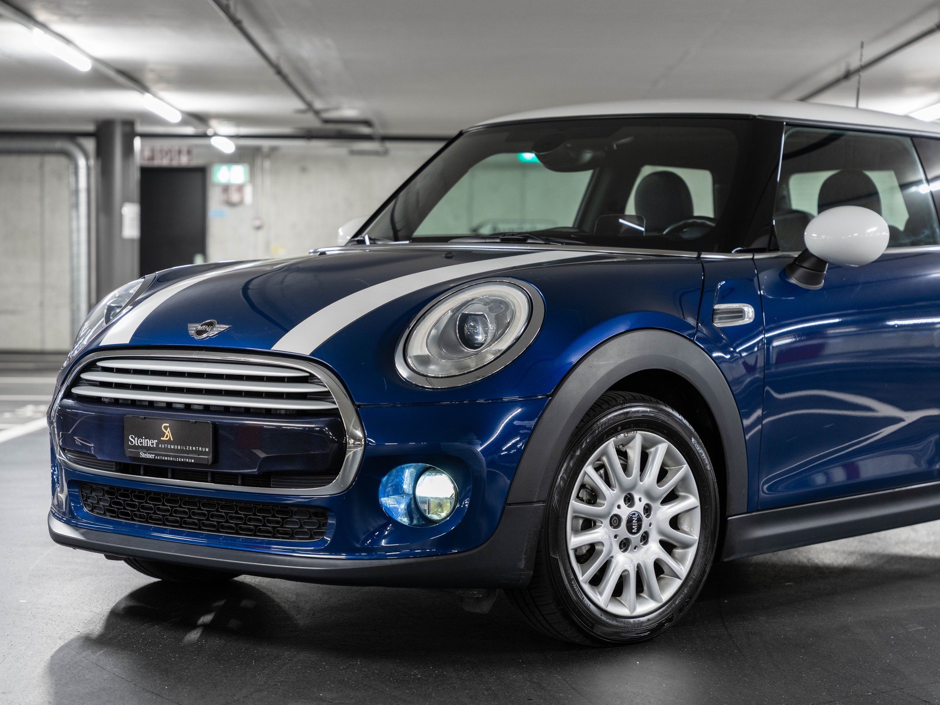 MINI Cooper-showroom-element-2