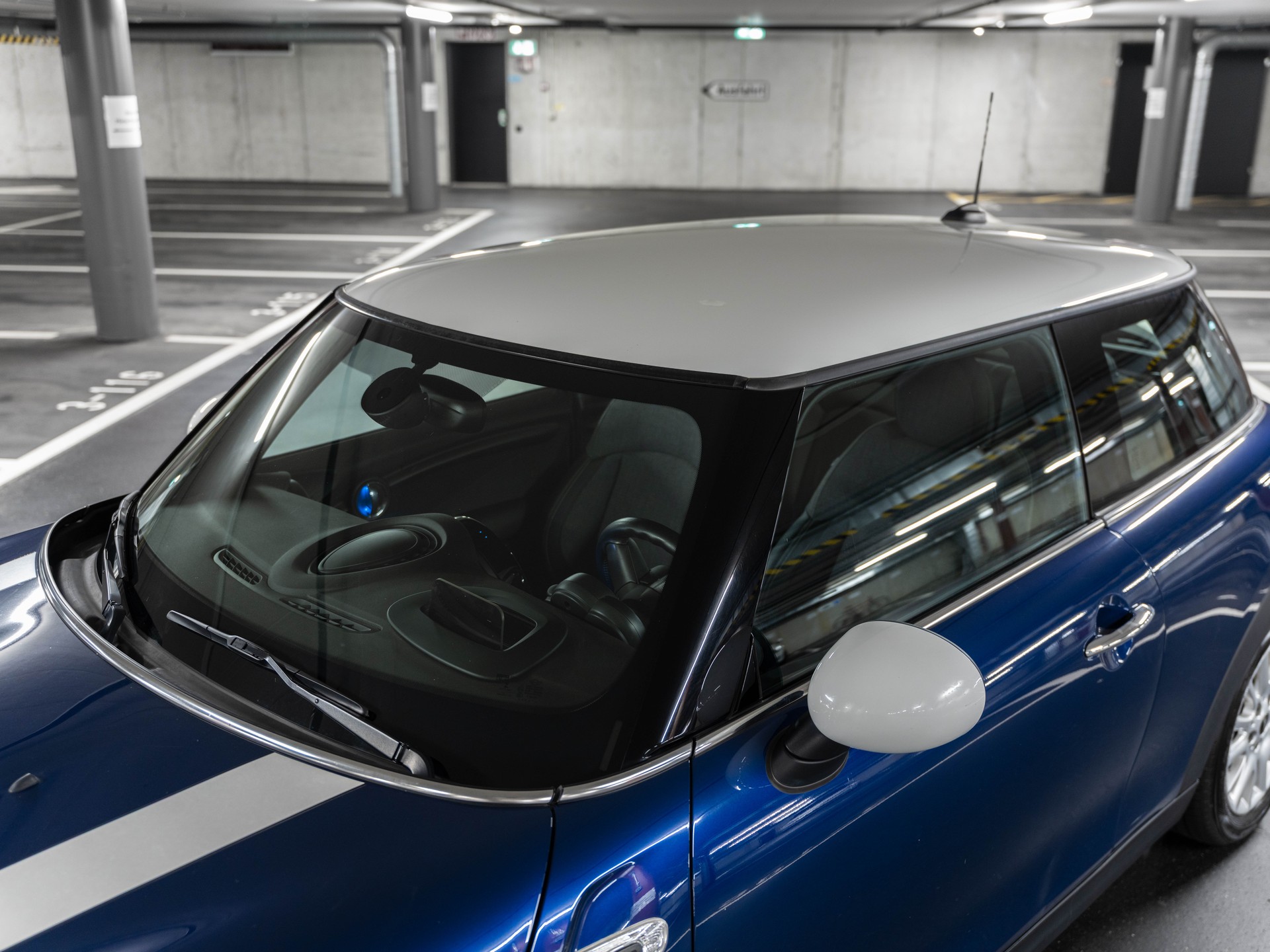 MINI Cooper-showroom-element-1