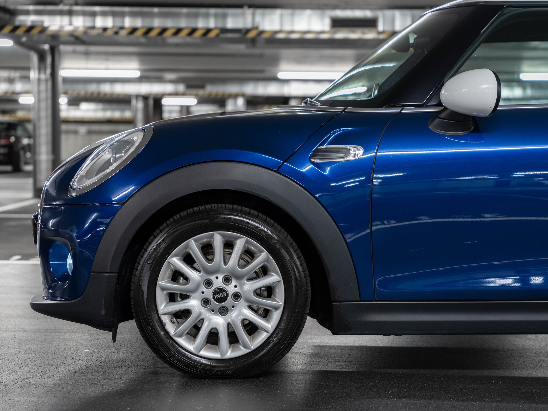 MINI Cooper-showroom-element-3