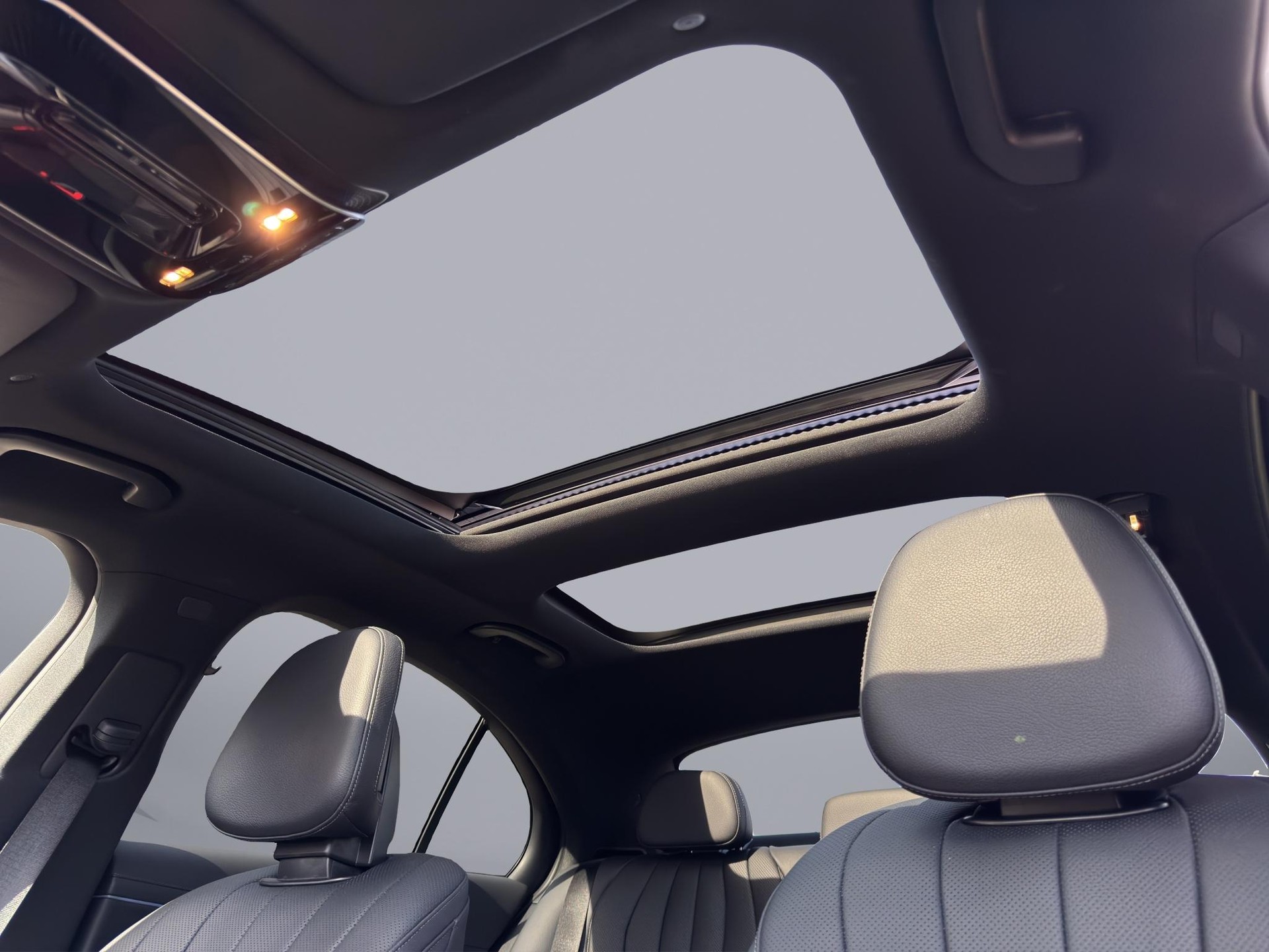 MERCEDES-BENZ E 220 d AMG Line 4matic-image-19