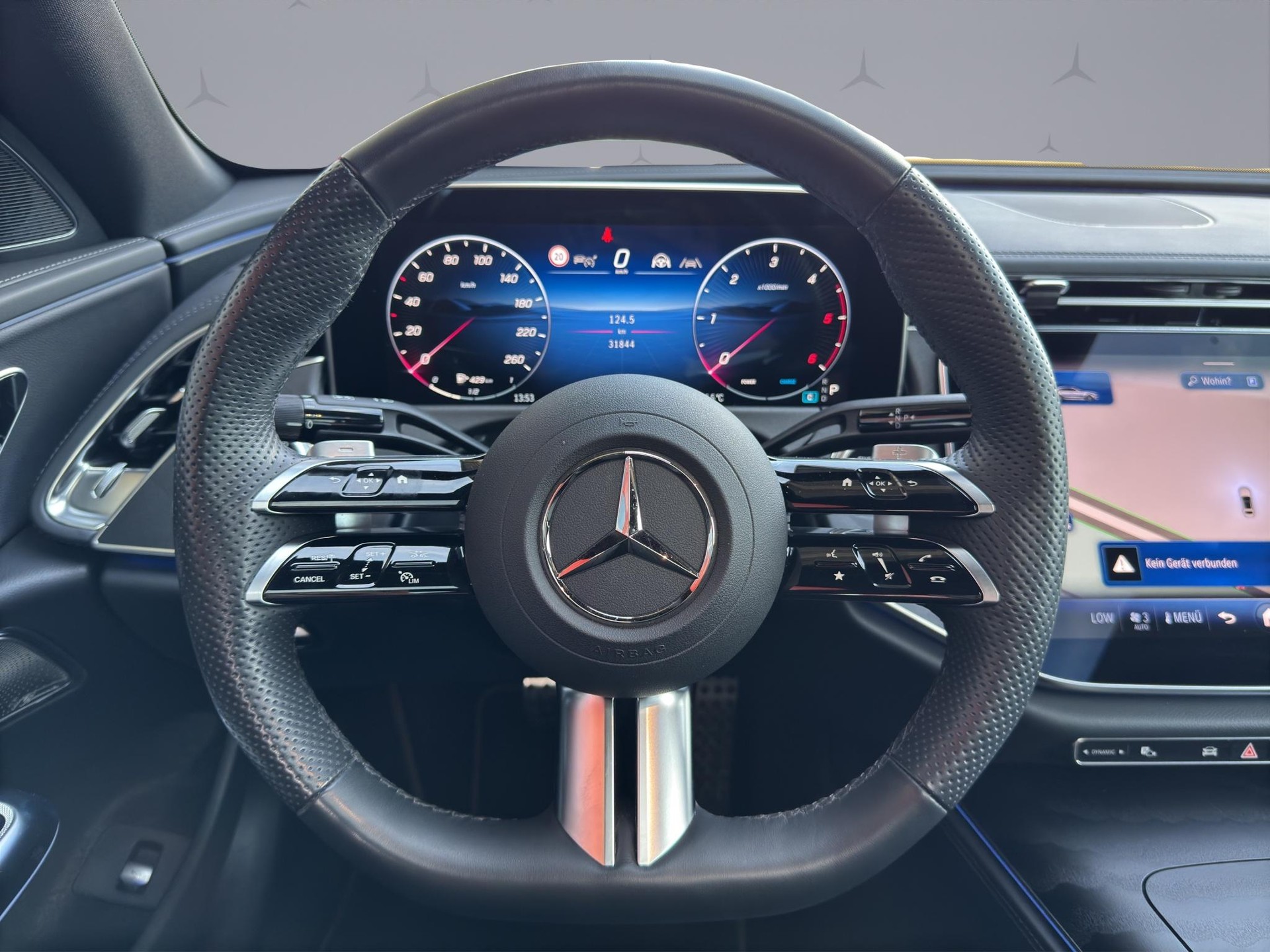 MERCEDES-BENZ E 220 d AMG Line 4matic-image-11