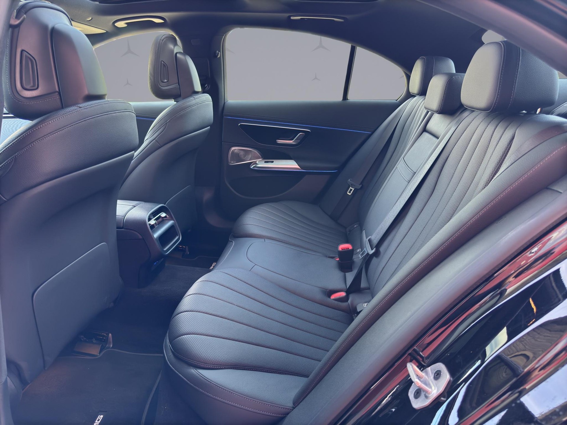 MERCEDES-BENZ E 220 d AMG Line 4matic-image-12