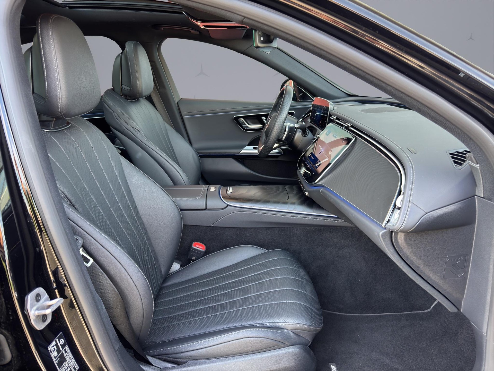 MERCEDES-BENZ E 220 d AMG Line 4matic-image-16