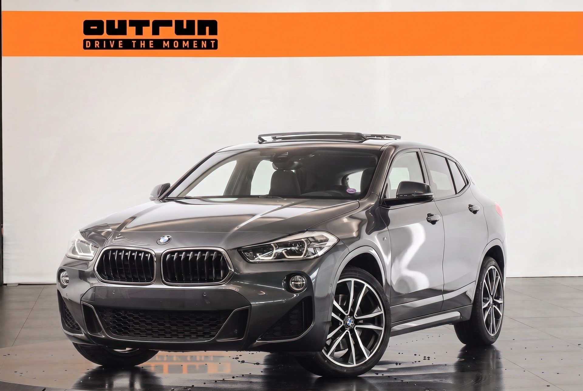 BMW X2 sDrive 20i M Sport Steptronic DSK • Mineralgrau • Toit panoramique • Head-Up • Harman Kardon