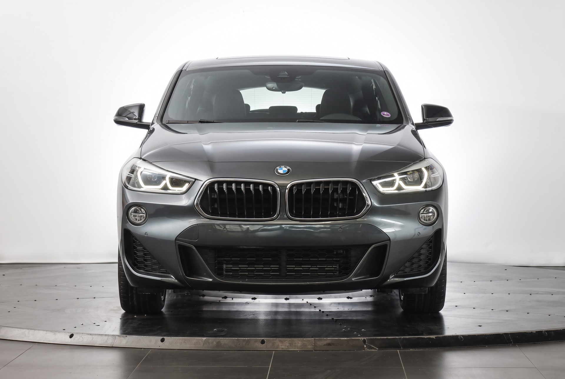 BMW X2 sDrive 20i M Sport Steptronic DSK • Mineralgrau • Toit panoramique • Head-Up • Harman Kardon-showroom-element-1