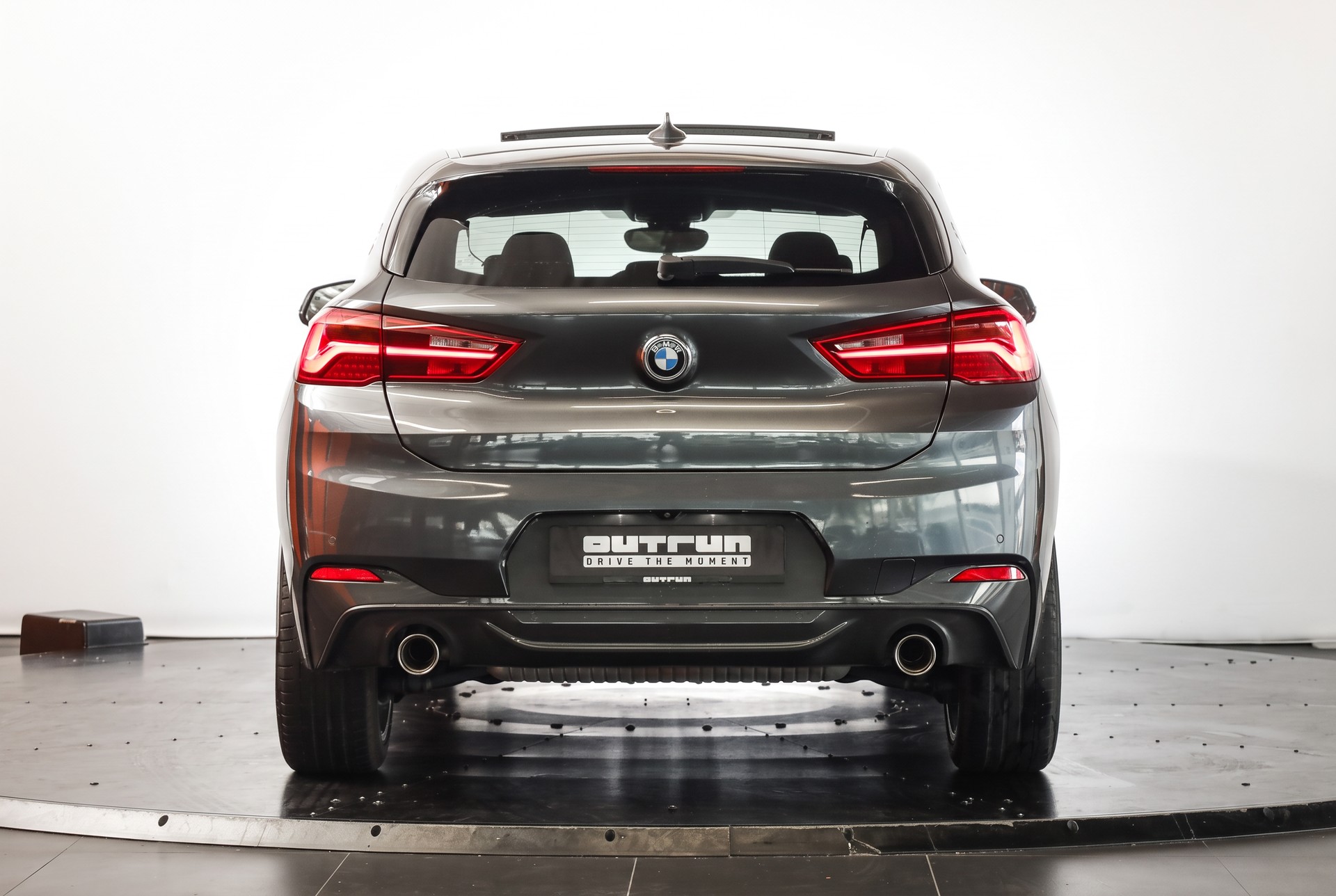 BMW X2 sDrive 20i M Sport Steptronic DSK • Mineralgrau • Toit panoramique • Head-Up • Harman Kardon-showroom-element-2