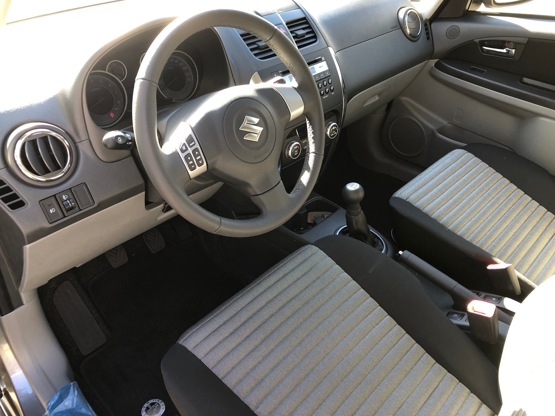 SUZUKI SX4 1.6 16V GL Top Barry 4WD-image-4