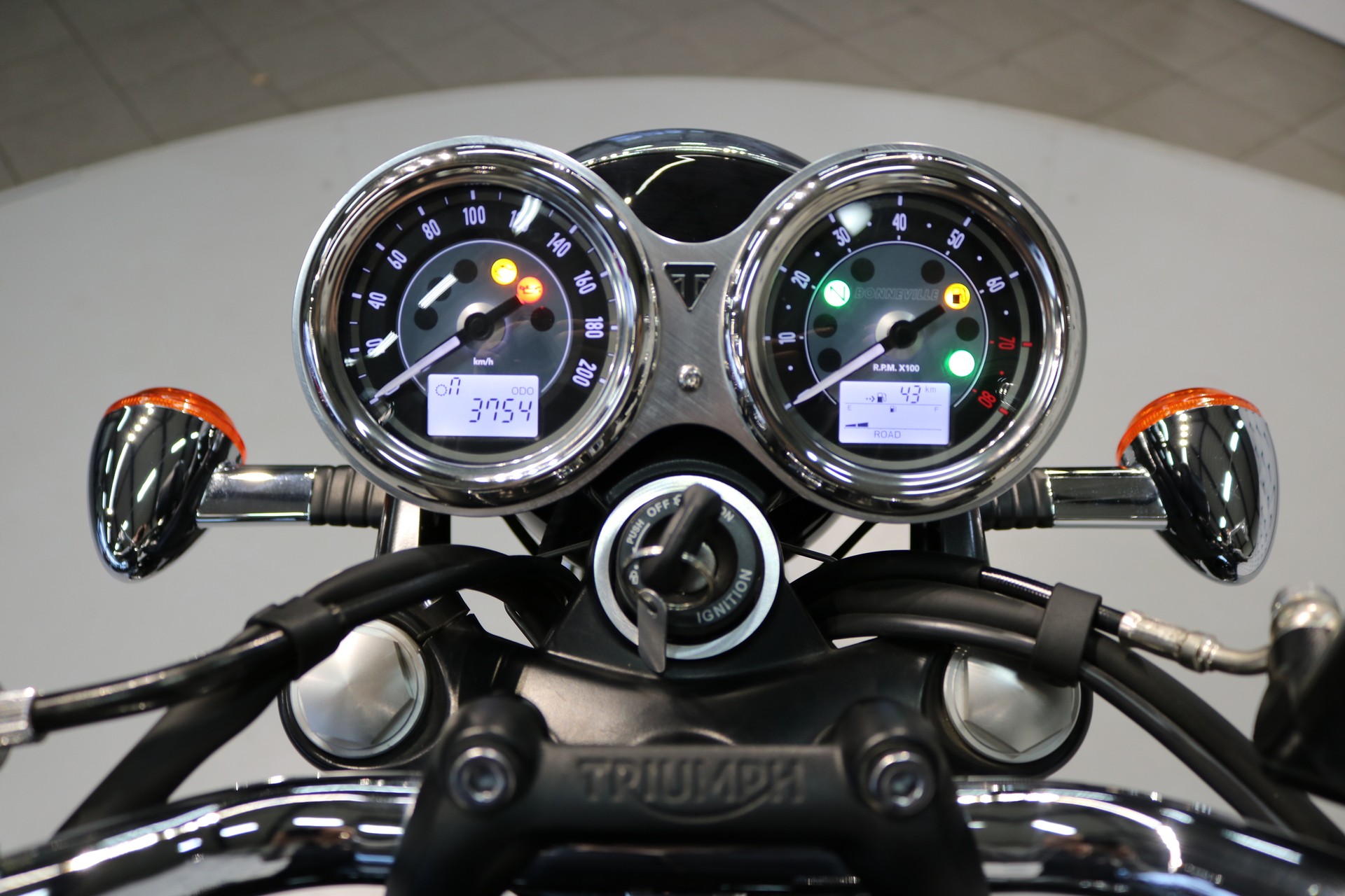 TRIUMPH Bonneville T120-image-8