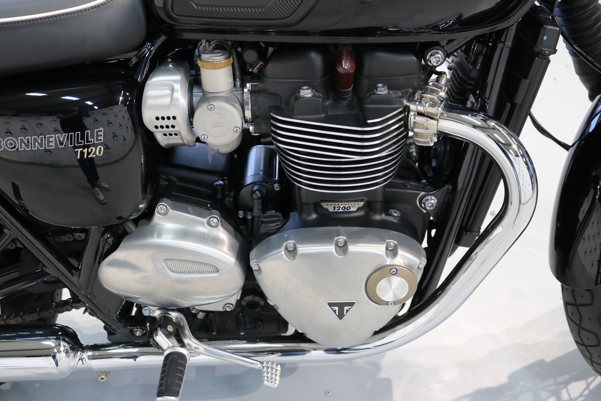 TRIUMPH Bonneville T120-image-11