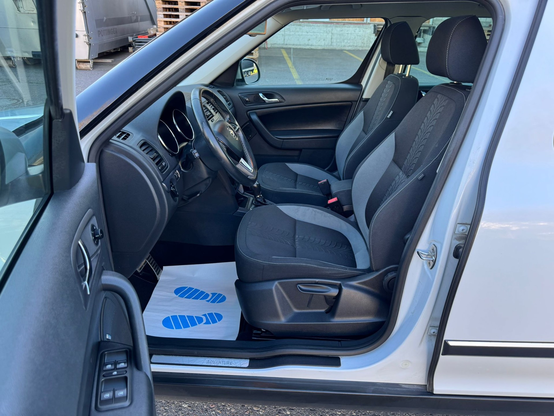 SKODA Yeti 2.0 TDI Outdoor Adventure 4x4 DSG-image-12