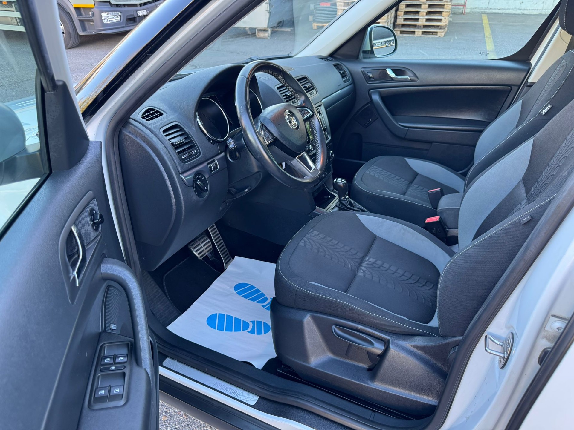 SKODA Yeti 2.0 TDI Outdoor Adventure 4x4 DSG-image-13