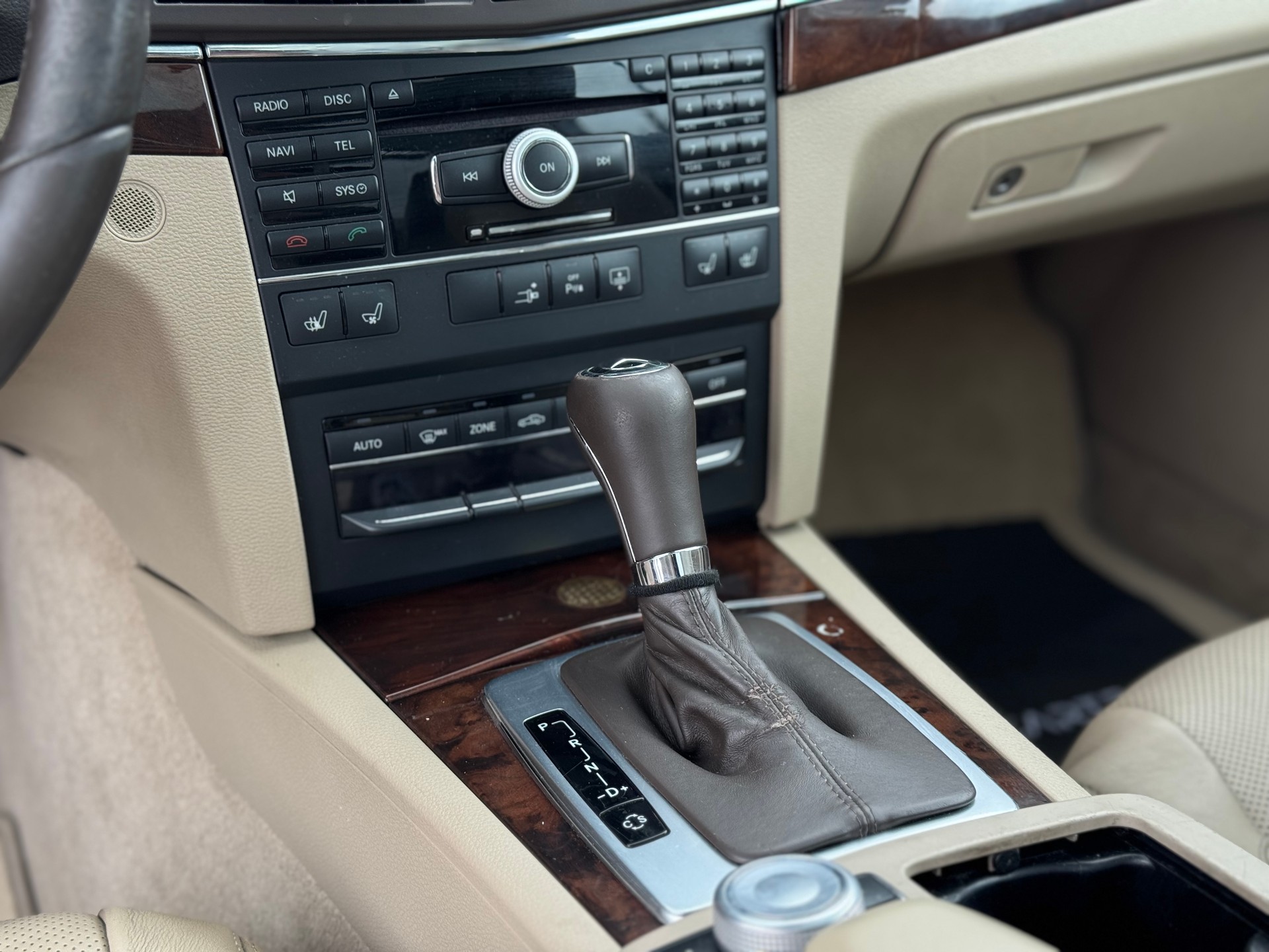 MERCEDES-BENZ E 350 CGI BlueEfficiency 7G-Tronic-image-12