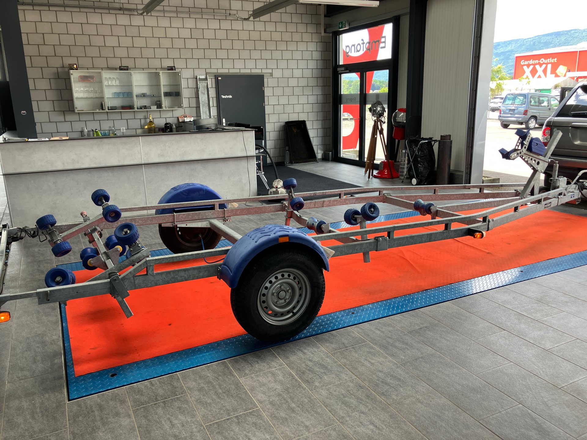 BRENDERUP B1800-showroom-element-2