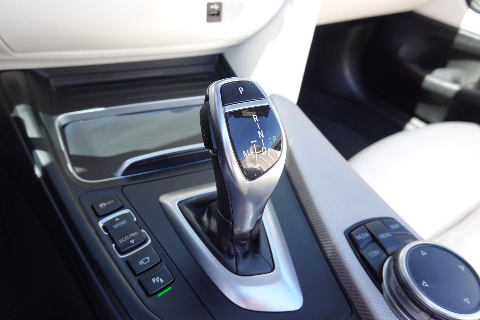 BMW 440i Cabriolet xDrive M Sport Steptronic - "CH Auto * Harman Kardon * Caméra * Sièges Sport * GPS * Tempomat Adap"-image-16