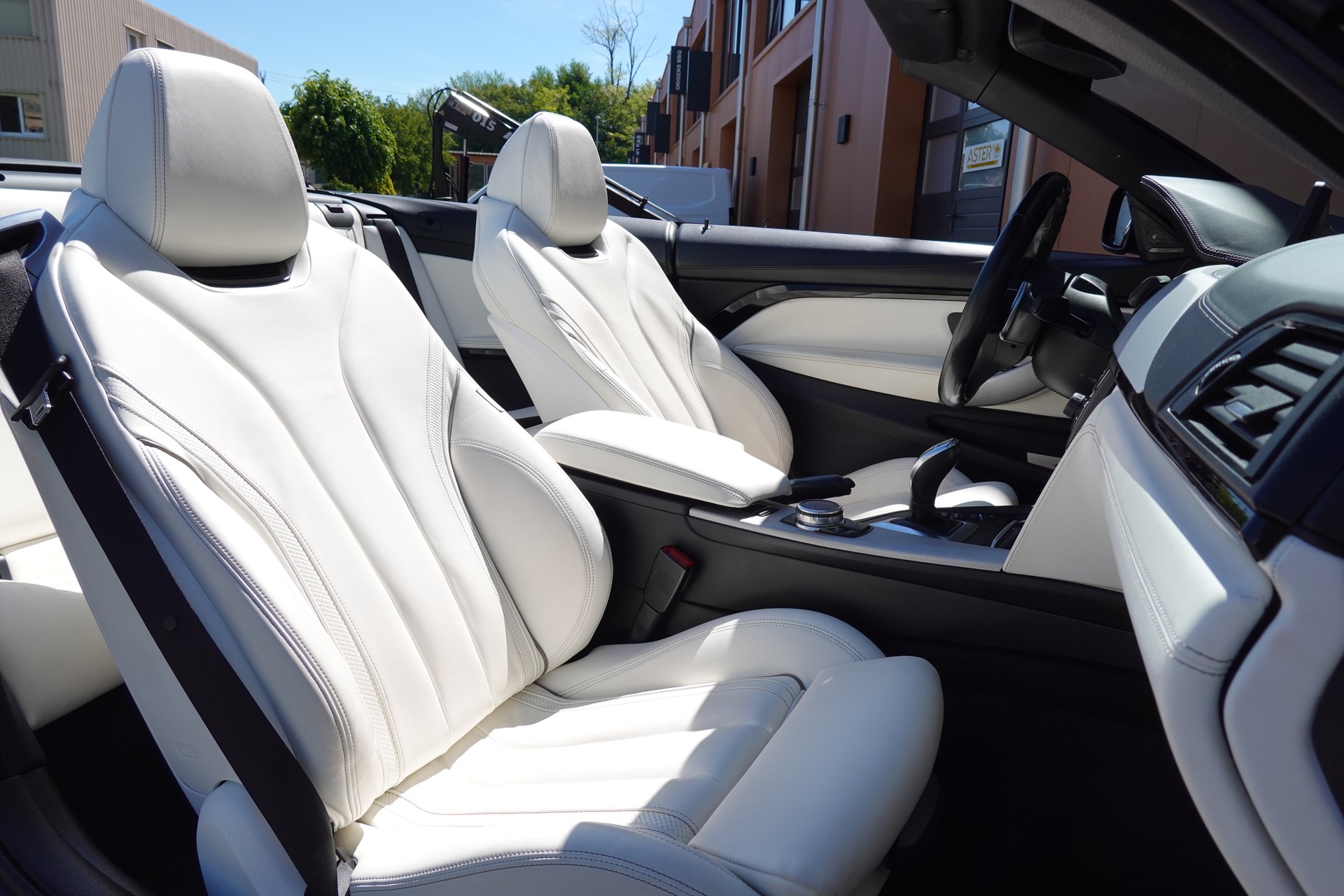 BMW 440i Cabriolet xDrive M Sport Steptronic - "CH Auto * Harman Kardon * Caméra * Sièges Sport * GPS * Tempomat Adap"-image-28