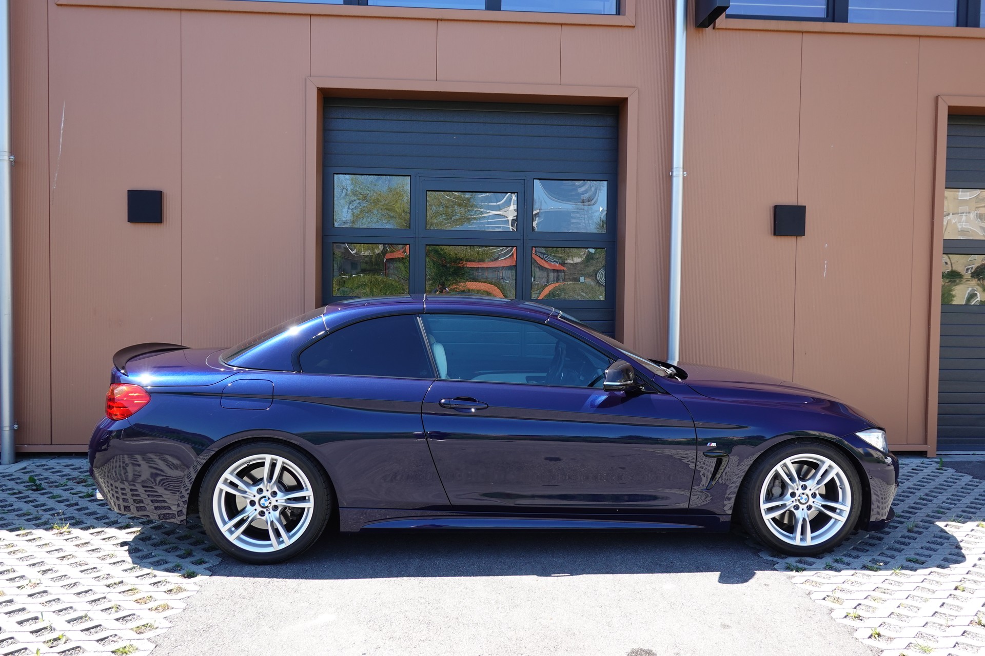 BMW 440i Cabriolet xDrive M Sport Steptronic - "CH Auto * Harman Kardon * Caméra * Sièges Sport * GPS * Tempomat Adap"-showroom-element-3