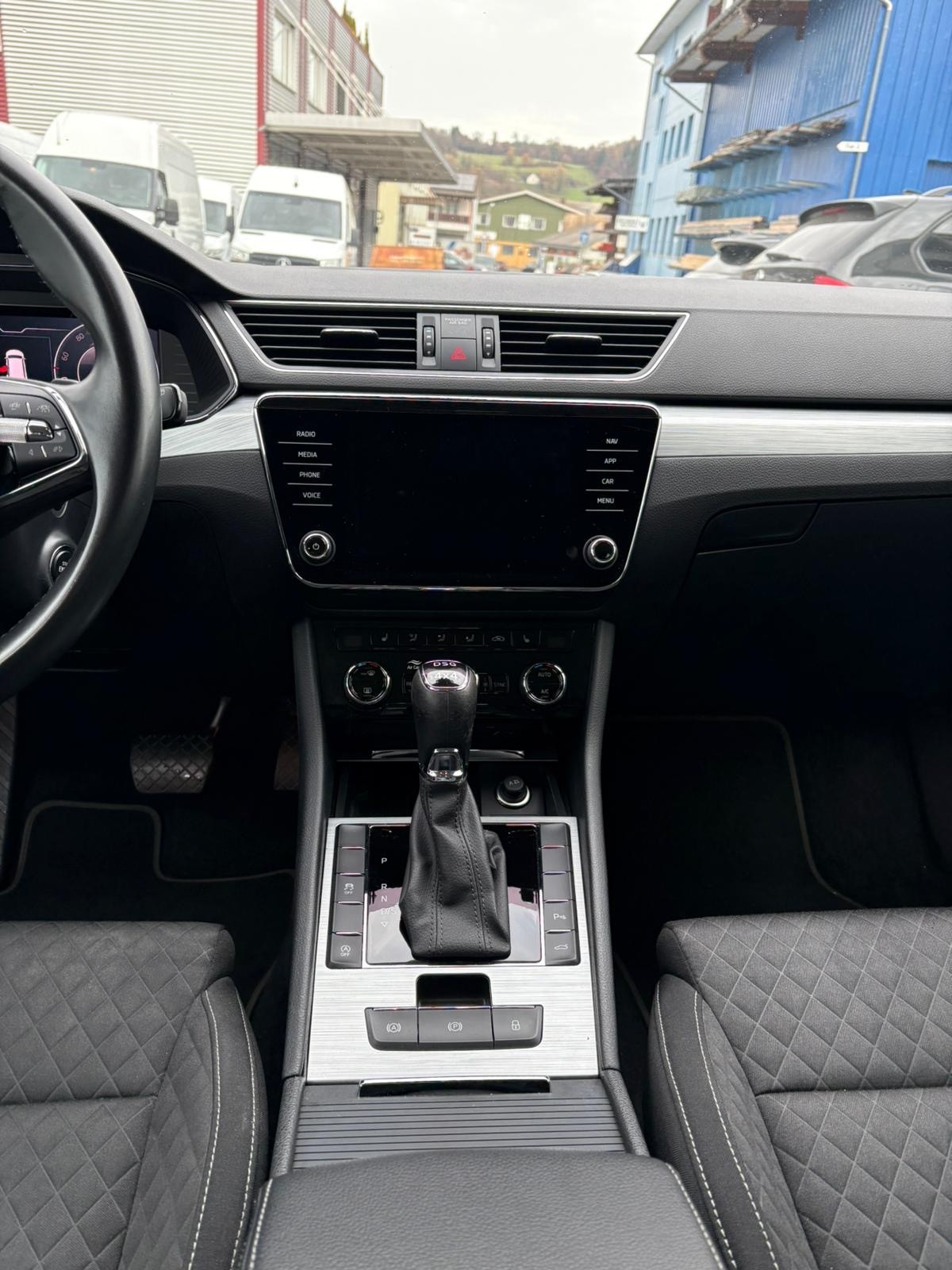 SKODA Superb Combi 2.0 TDi Anhängerkupplung 2200kg 4x4 DSG-image-4