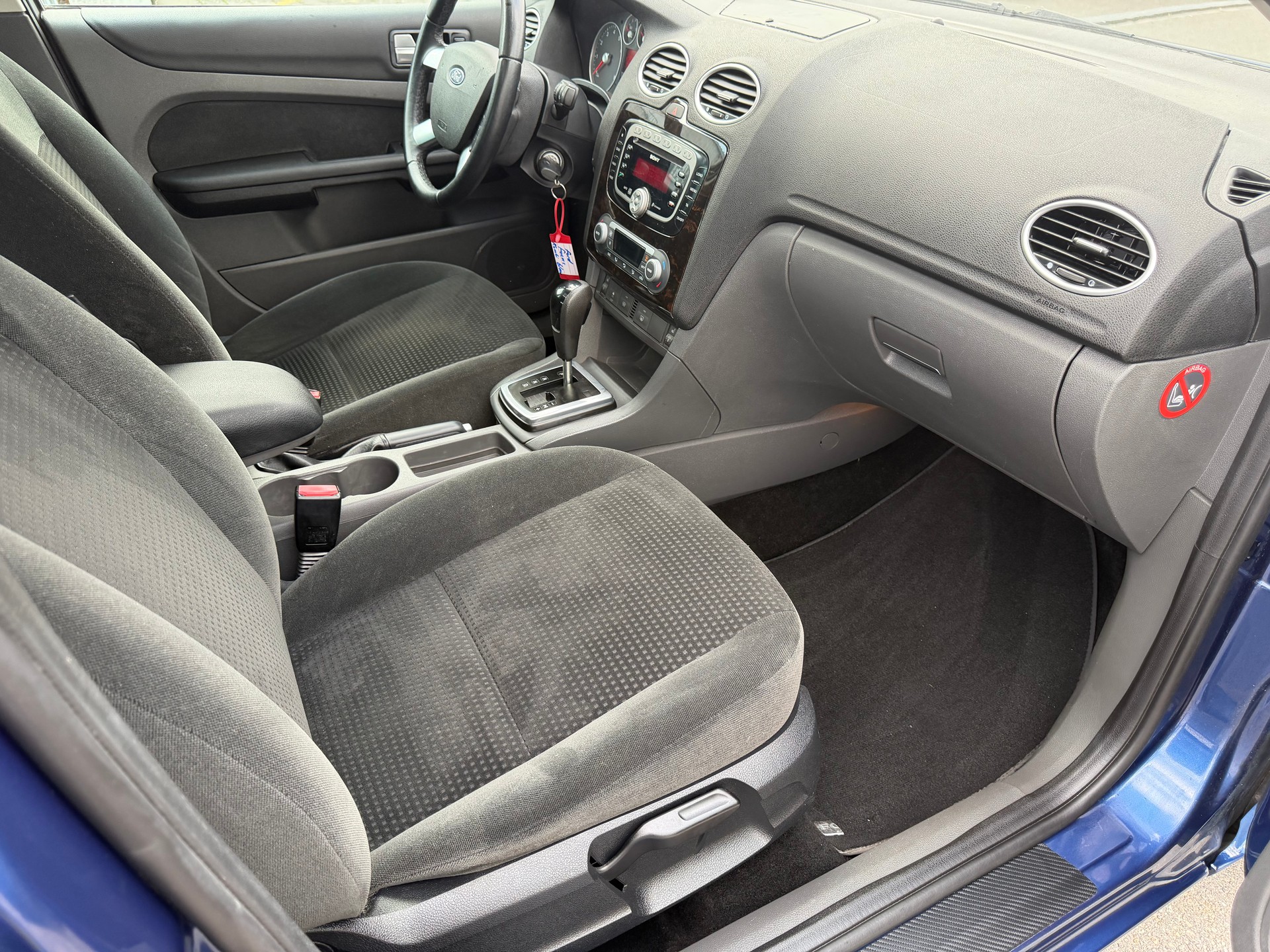 FORD Focus 2.0i Ghia-image-13