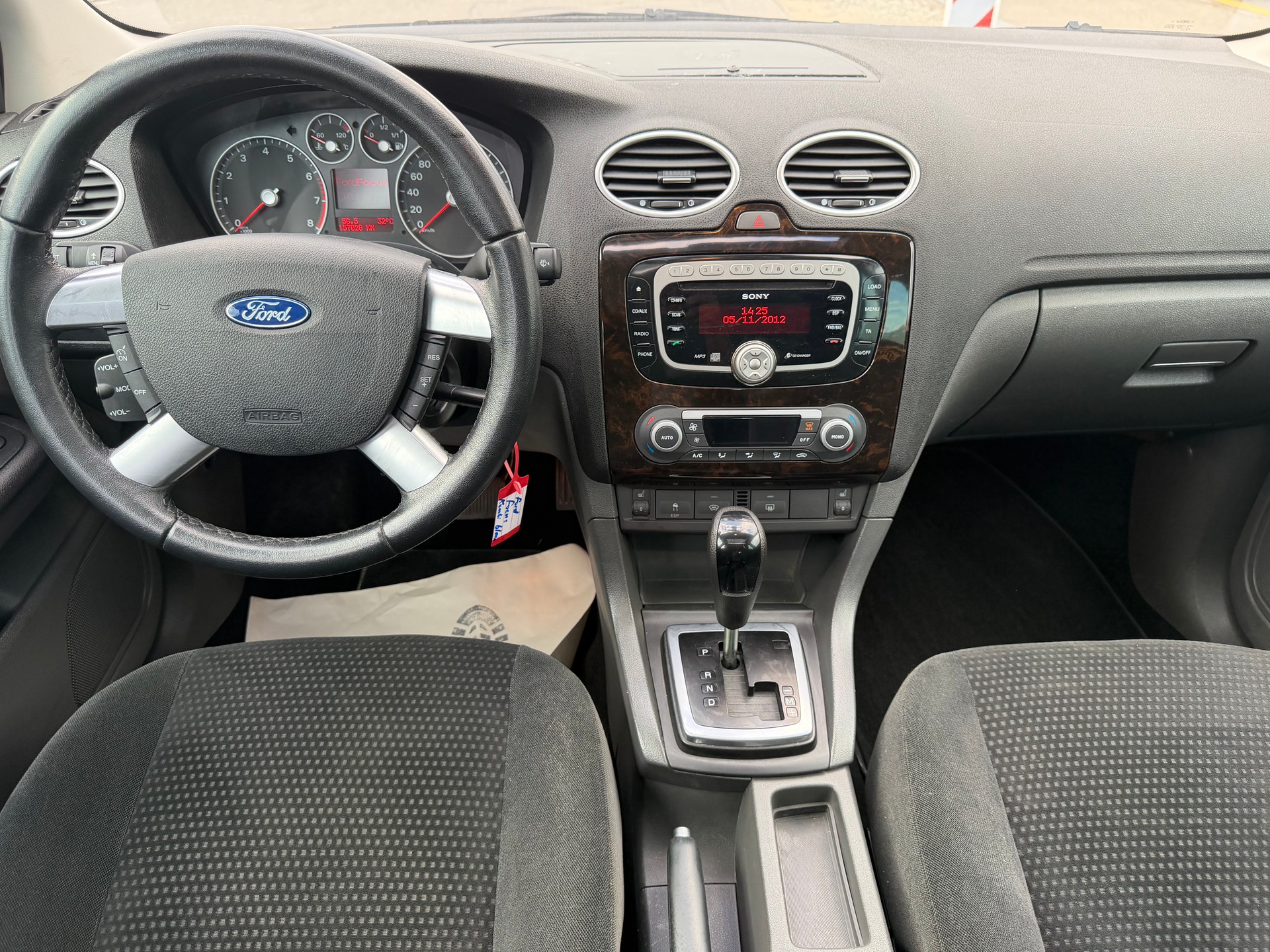 FORD Focus 2.0i Ghia-image-10