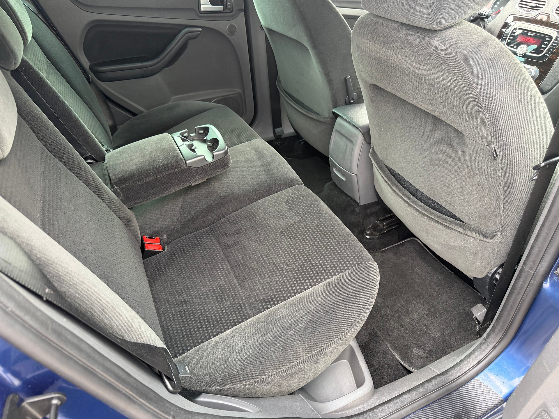 FORD Focus 2.0i Ghia-image-12
