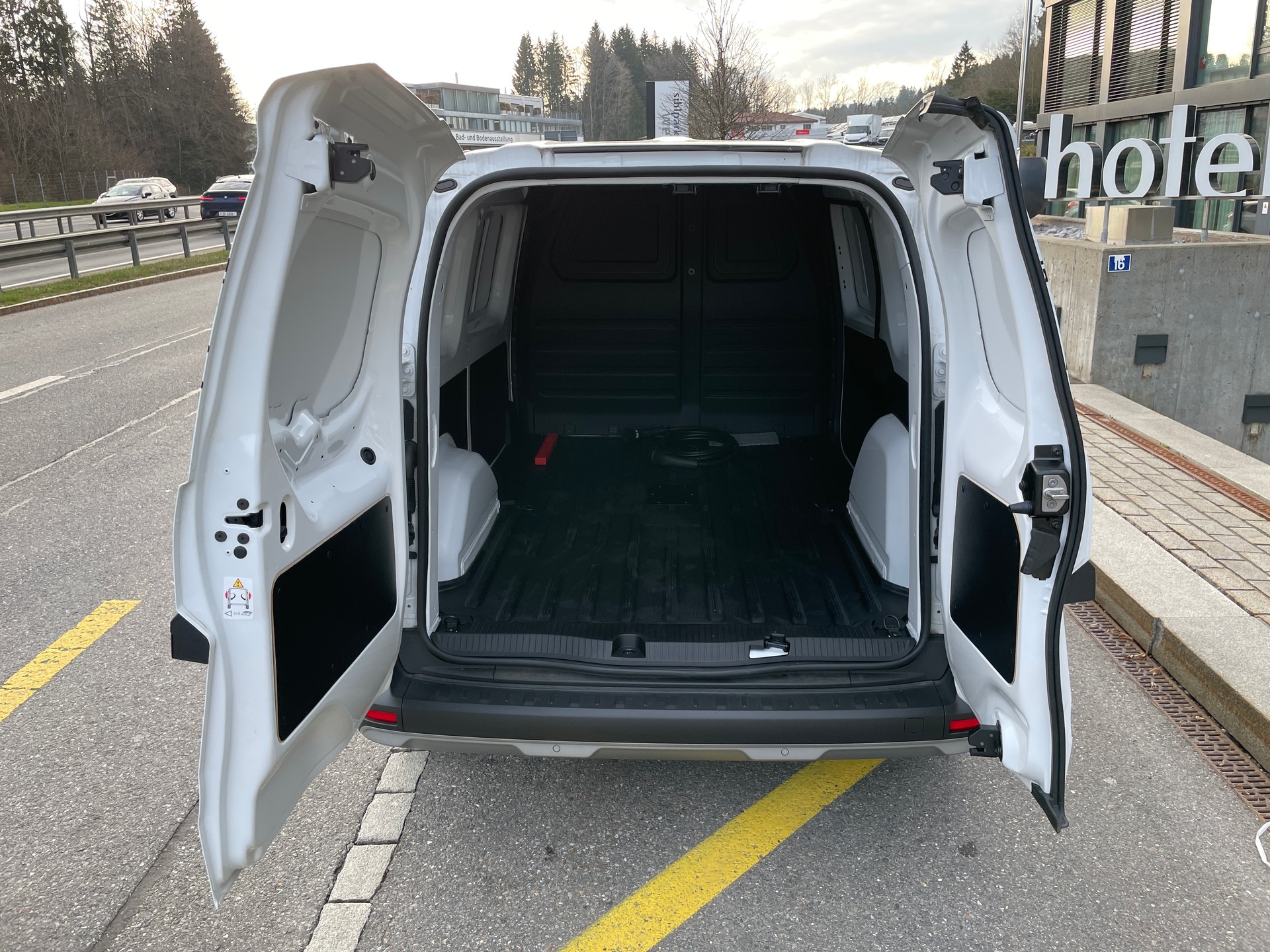 NISSAN Townstar EV45 kWh 22kW L2 Acenta-image-6