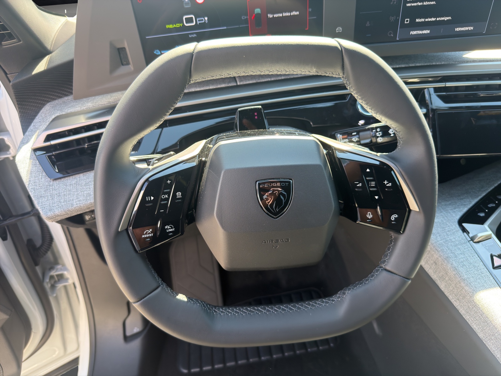 PEUGEOT 5008 NEW 97kWh Long Range Allure-image-11
