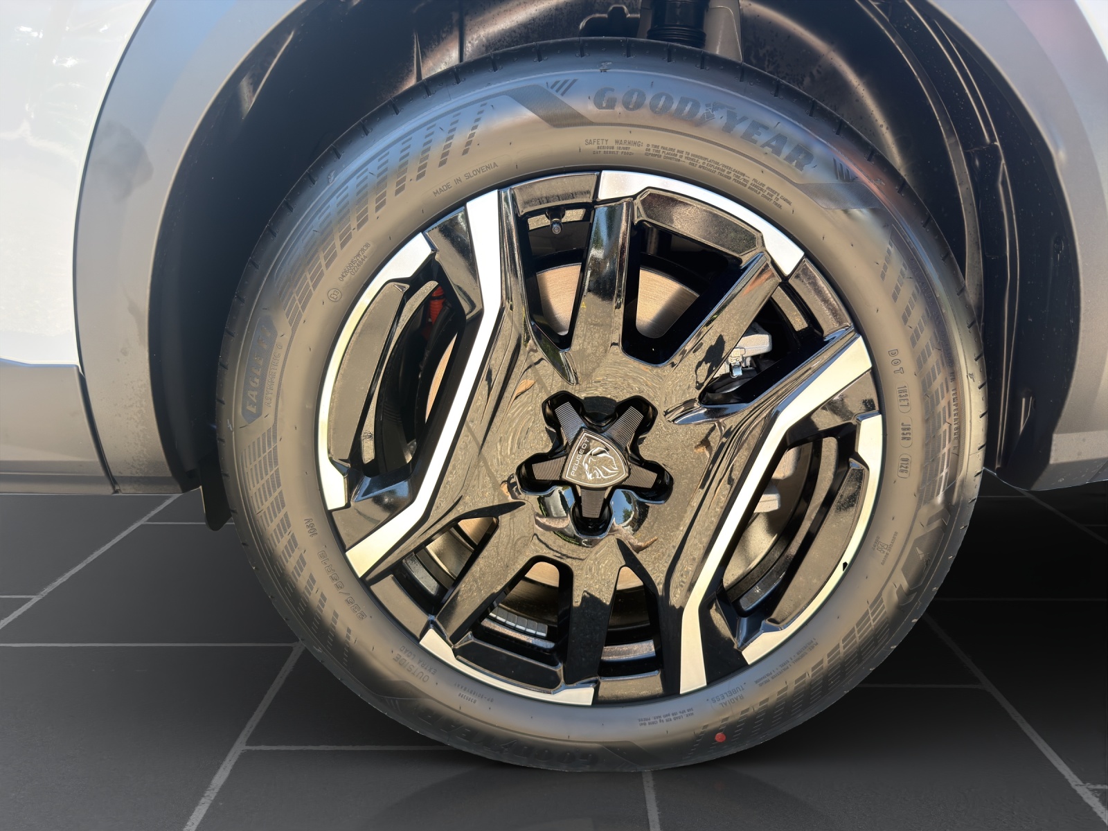 PEUGEOT 5008 NEW 97kWh Long Range Allure-image-9
