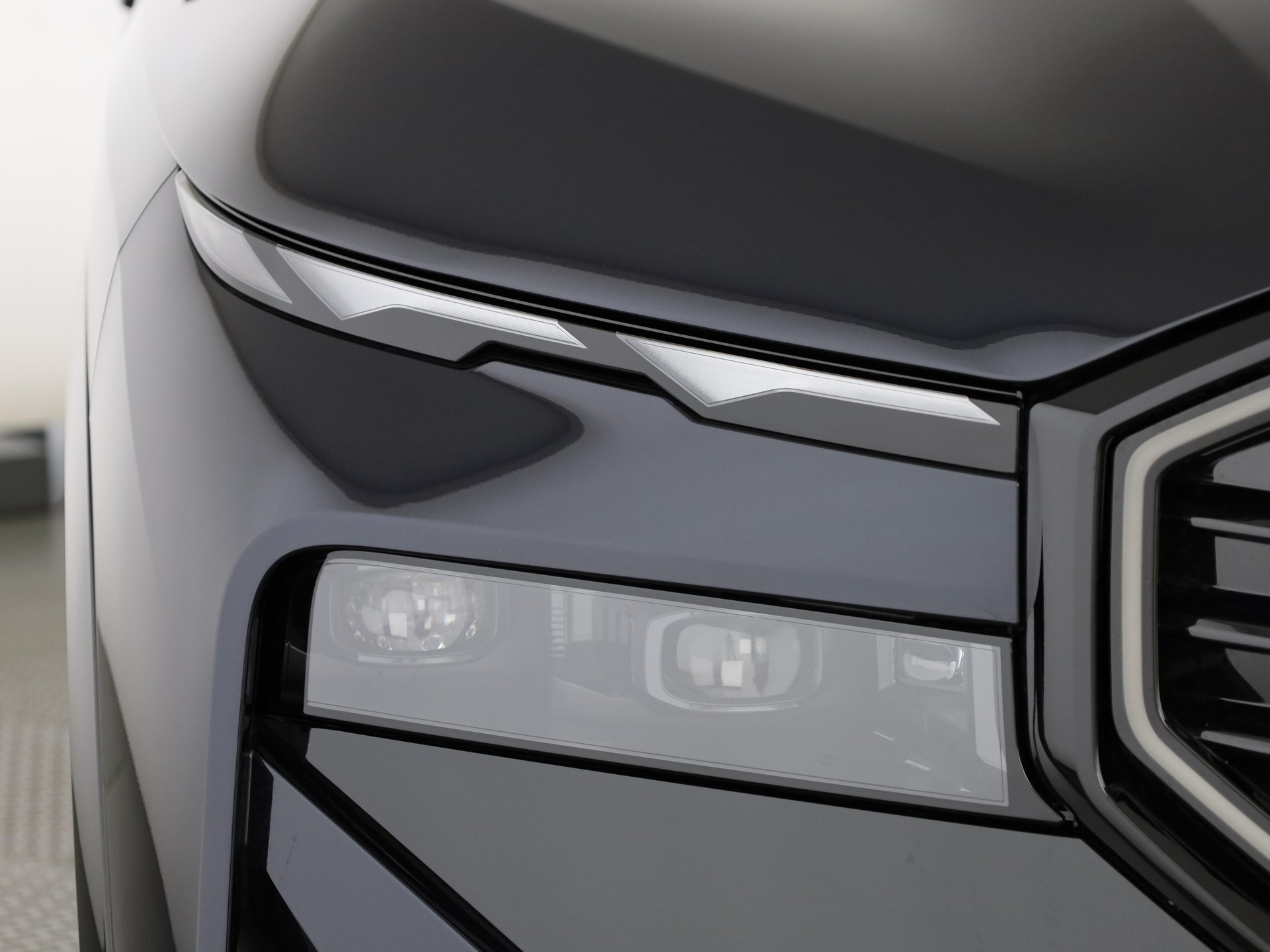 BMW XM 50e Plug-in Hybrid-image-5