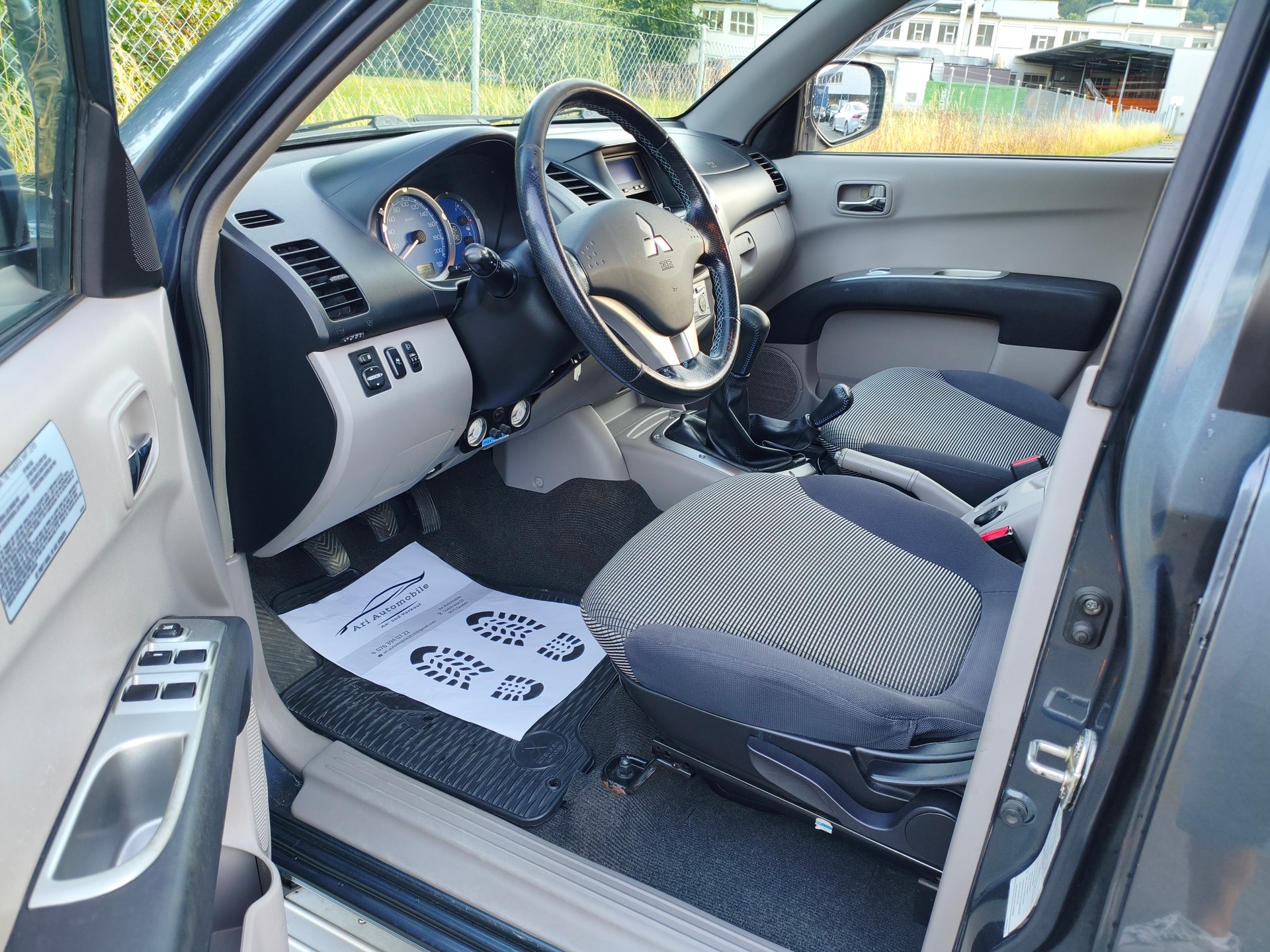 MITSUBISHI L 200 2.5 DID Invite Double Cab-image-12