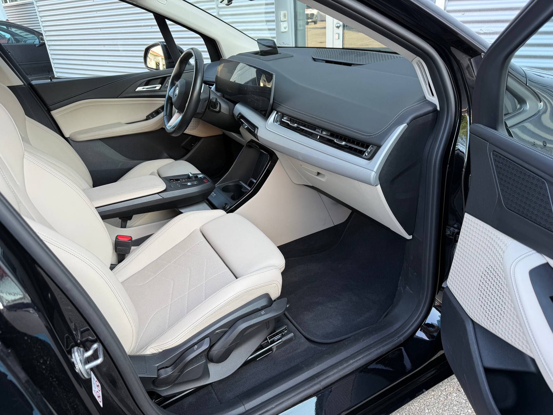 BMW 230e xDrive Active Tourer-showroom-element-3