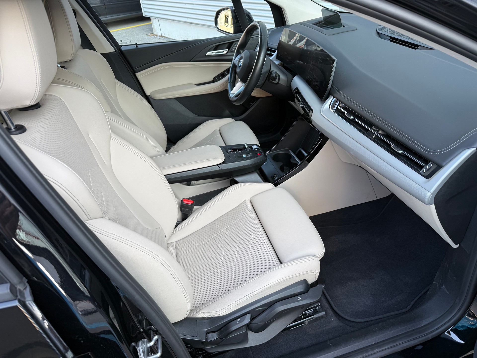 BMW 230e xDrive Active Tourer-image-4