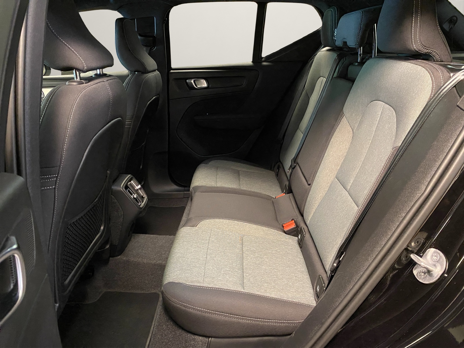 VOLVO XC40 2.0 B4 MH Plus Dark-image-15