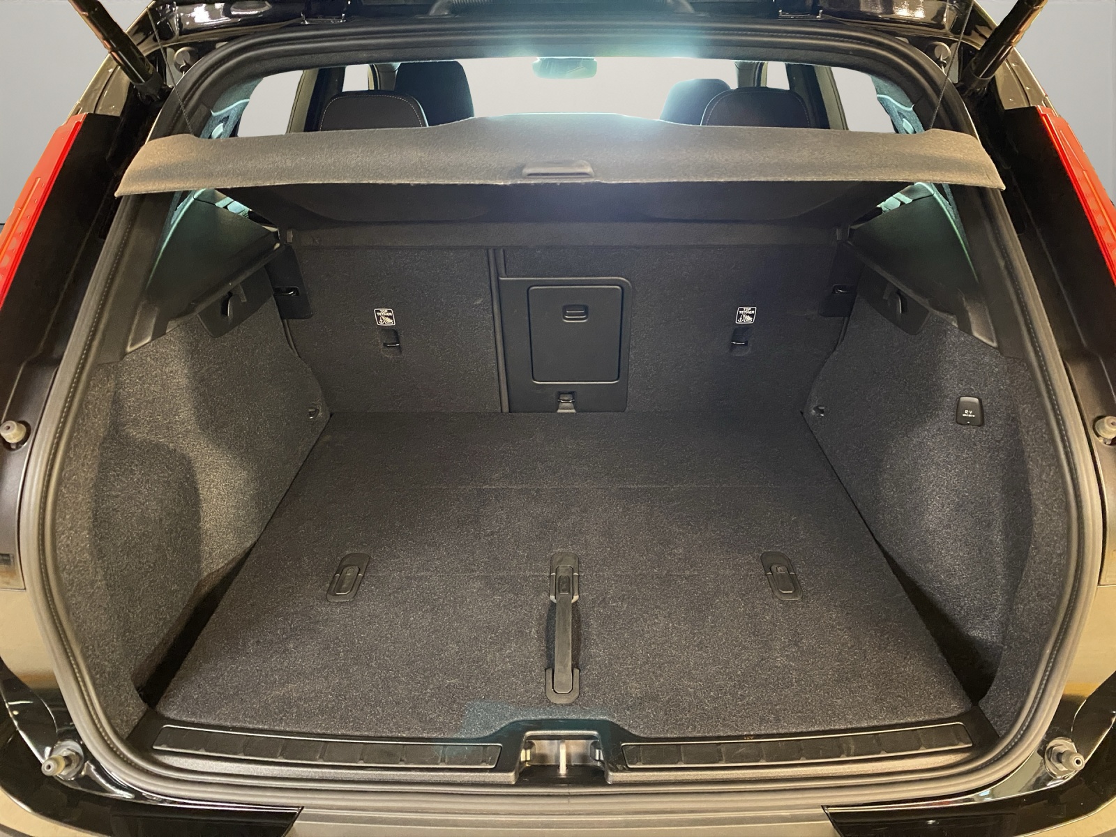 VOLVO XC40 2.0 B4 MH Plus Dark-image-16