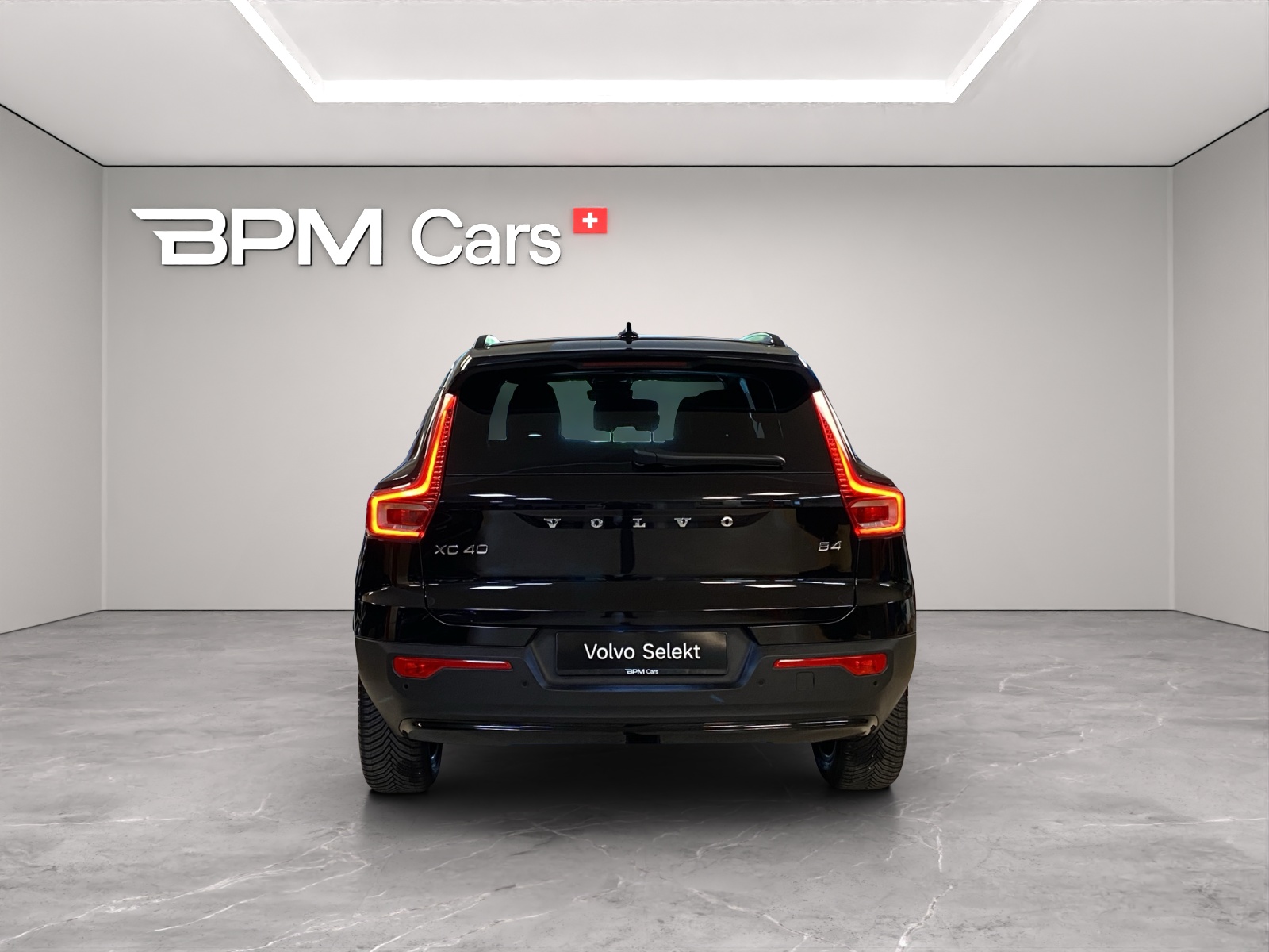 VOLVO XC40 2.0 B4 MH Plus Dark-showroom-element-2