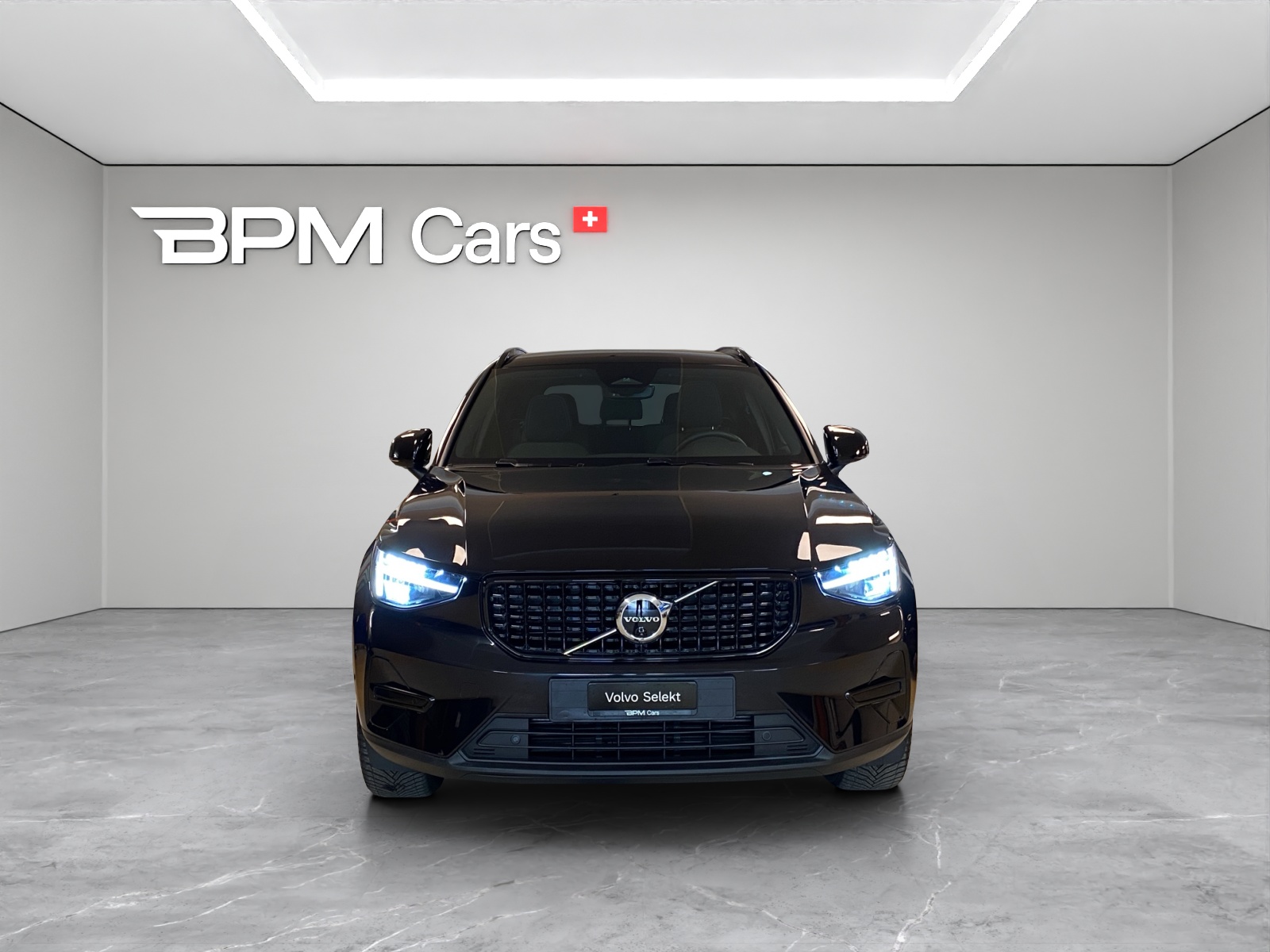VOLVO XC40 2.0 B4 MH Plus Dark-showroom-element-1