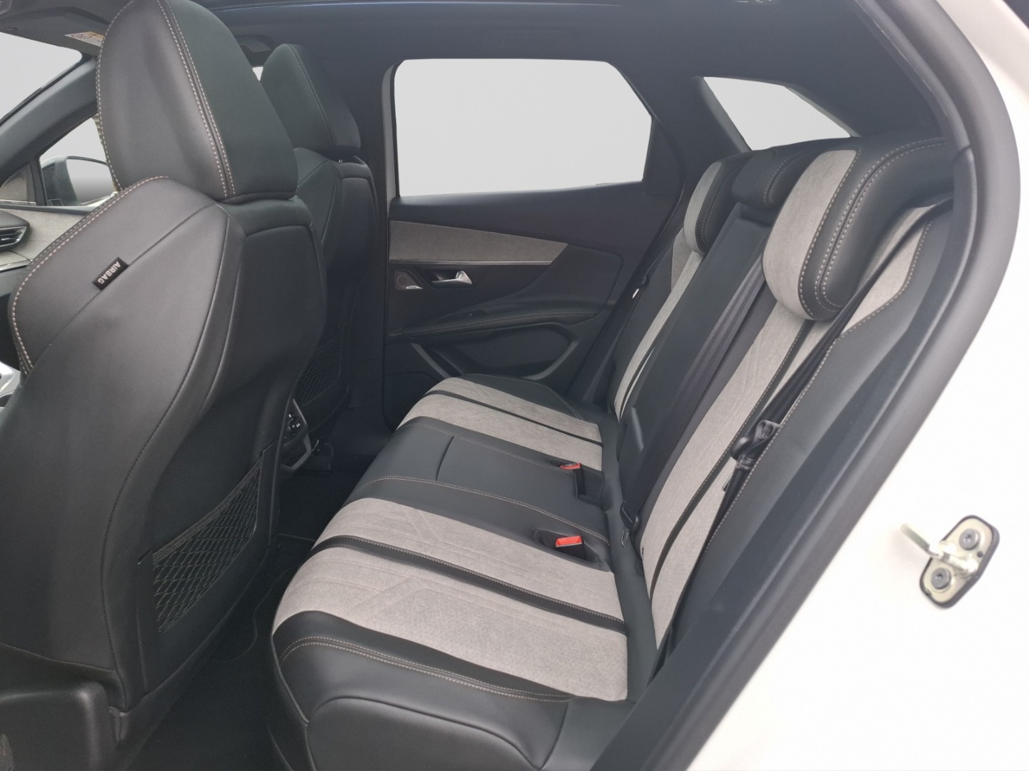 PEUGEOT 3008 1.6 Plug-in Hybrid4 GT Pack-image-7