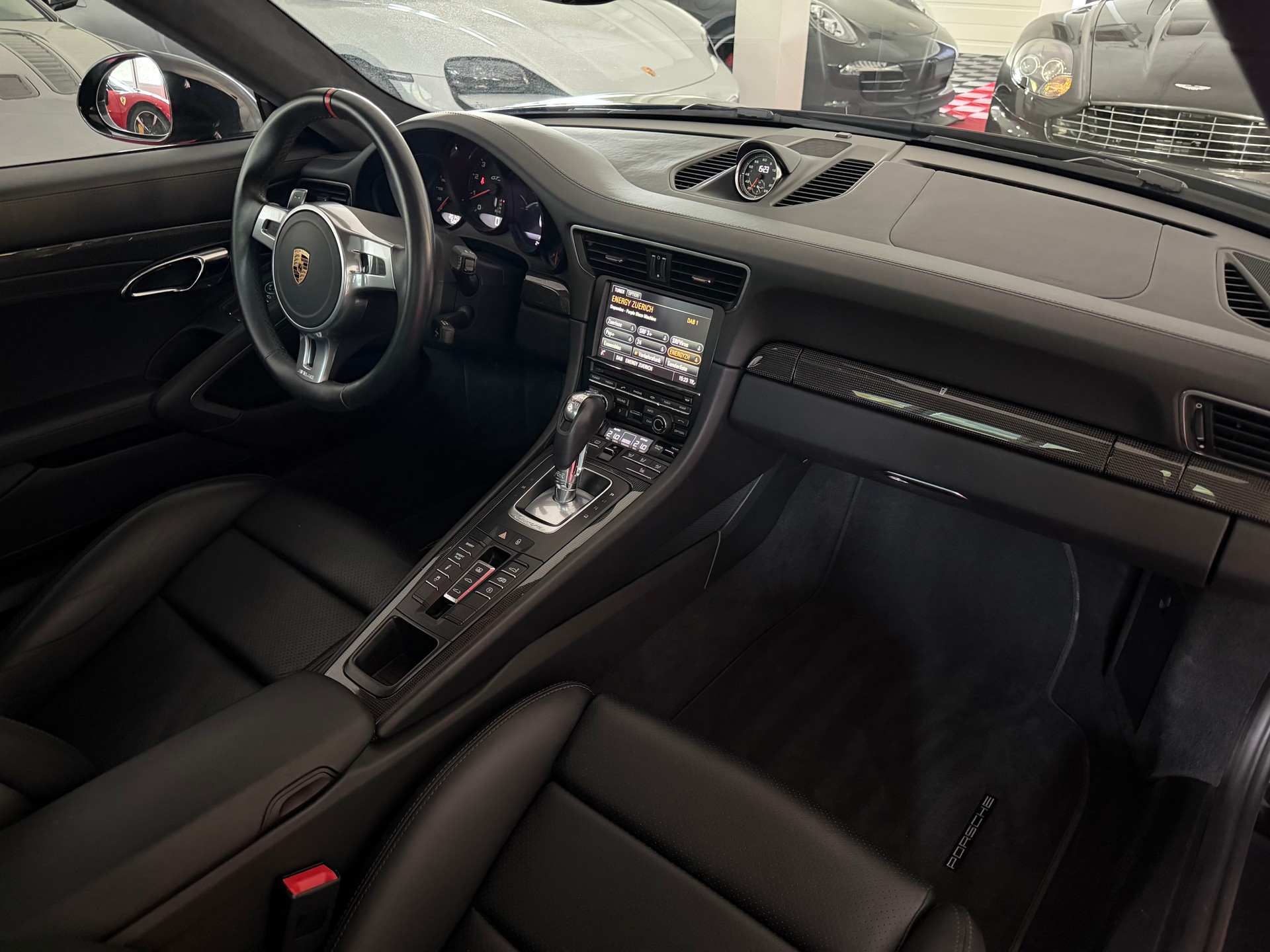 PORSCHE 911 Carrera 4 GTS-image-10