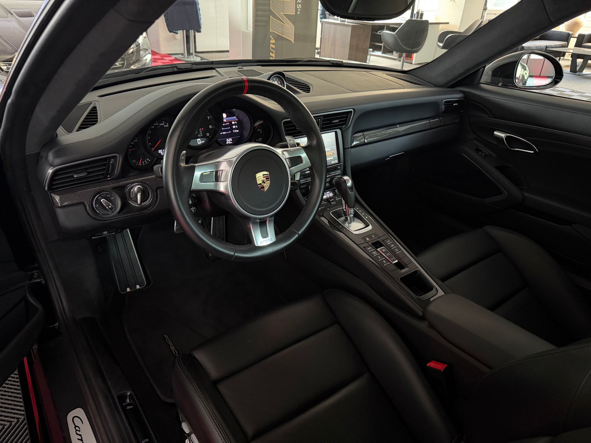 PORSCHE 911 Carrera 4 GTS-image-6