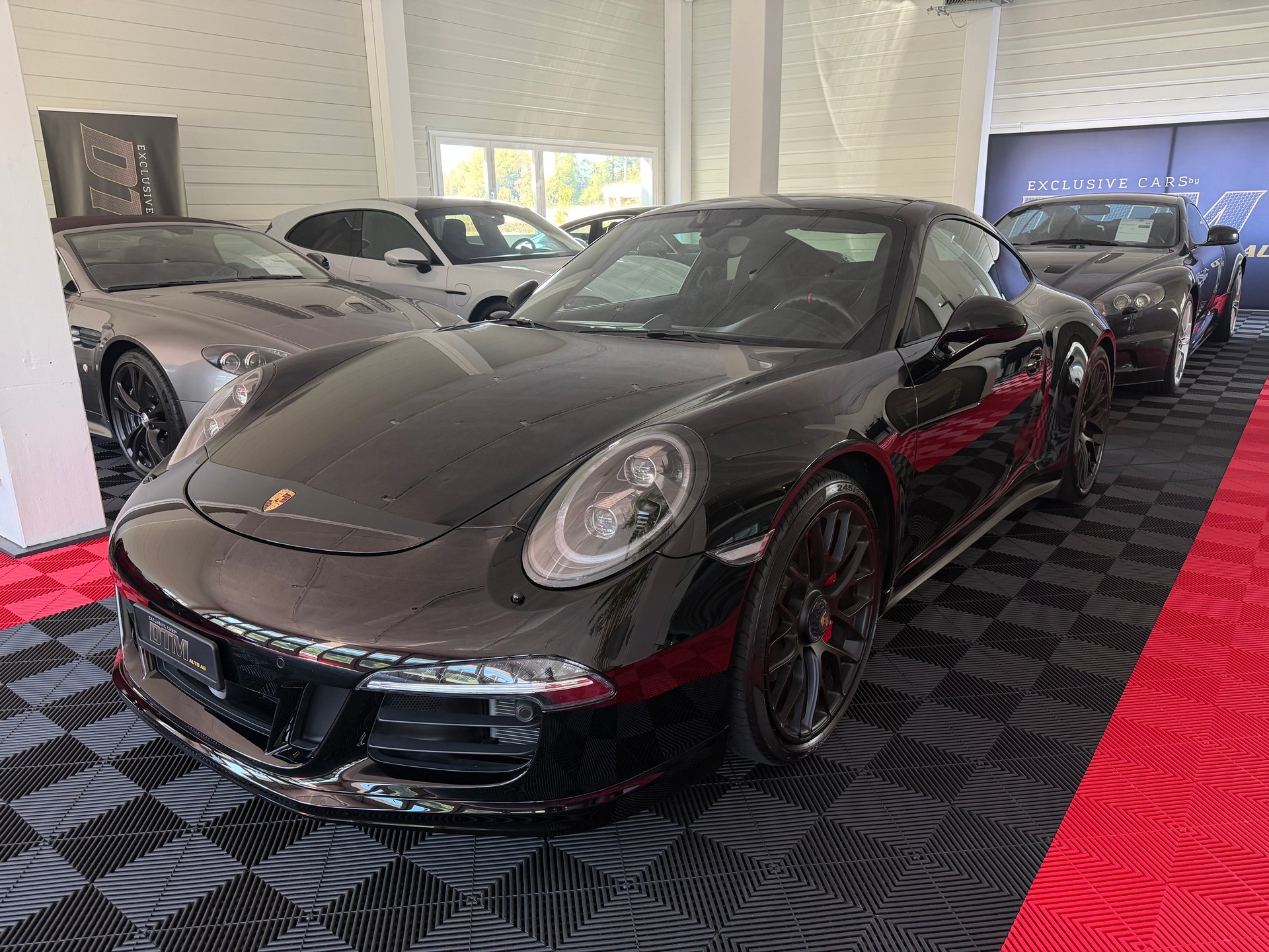 PORSCHE 911 Carrera 4 GTS