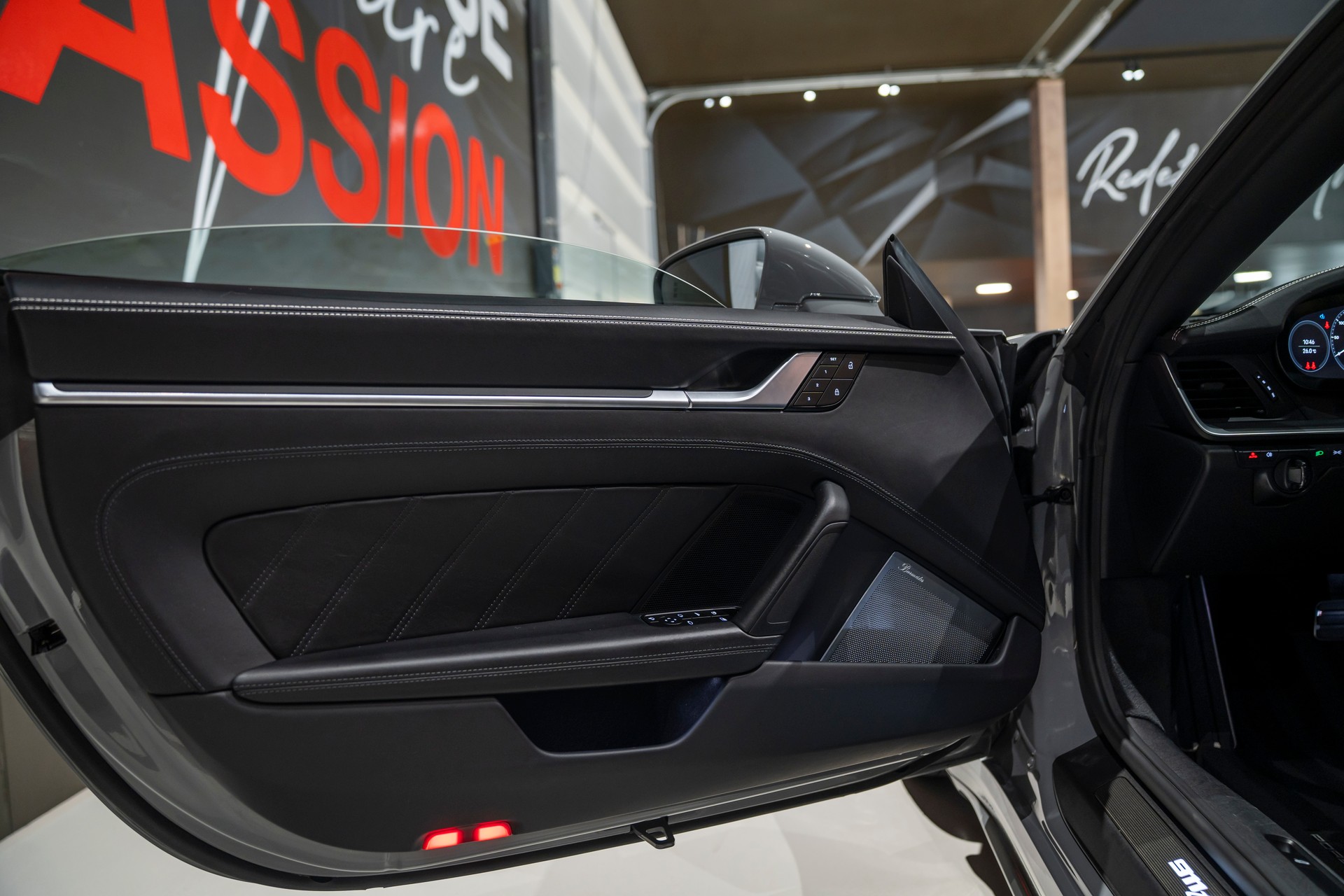 PORSCHE 911 Turbo S Cabriolet PDK-image-8